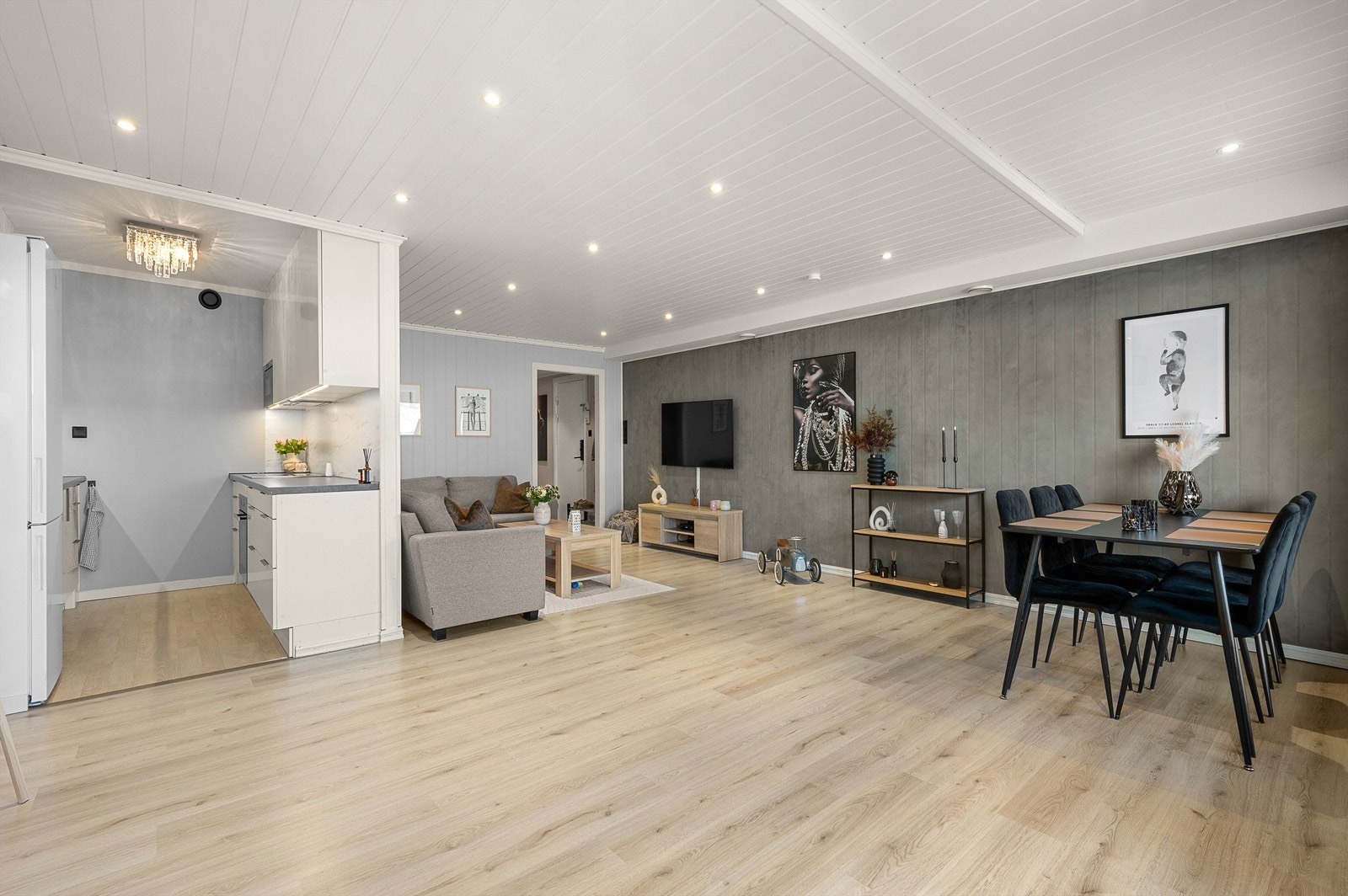 Stue- og kjøkkenarealet måler til sammen romslige 42 kvm og har god plass til både sofagruppe med tilhørende møblement og spisegruppe. Galleribilde