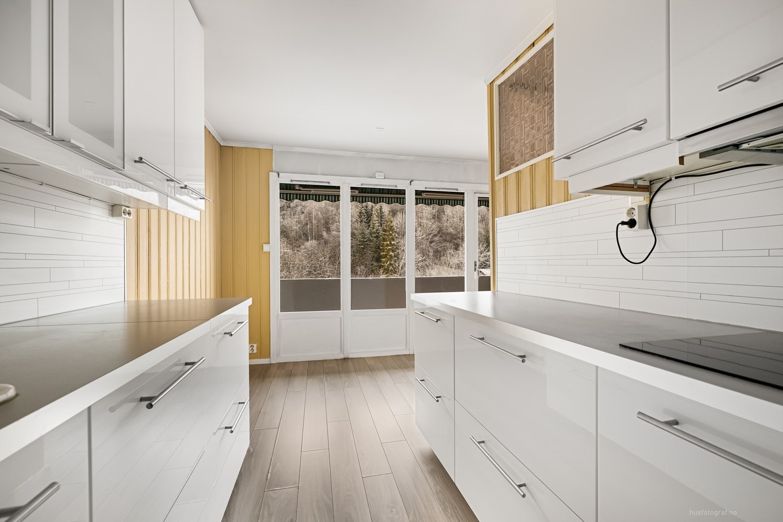 Nyere kjøkkeninnredning, godt med skapplass Galleribilde