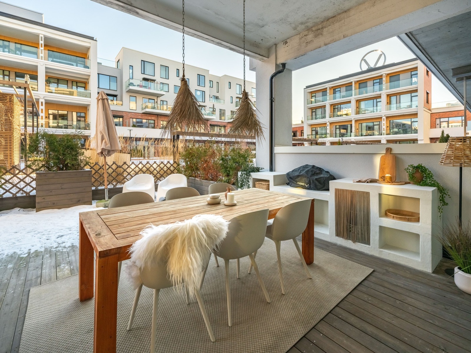 I 2025 ble det laget til et "utekjøkken" med plass til grill, div. oppbevaring og rikelig med benkeplass til servering. Galleribilde