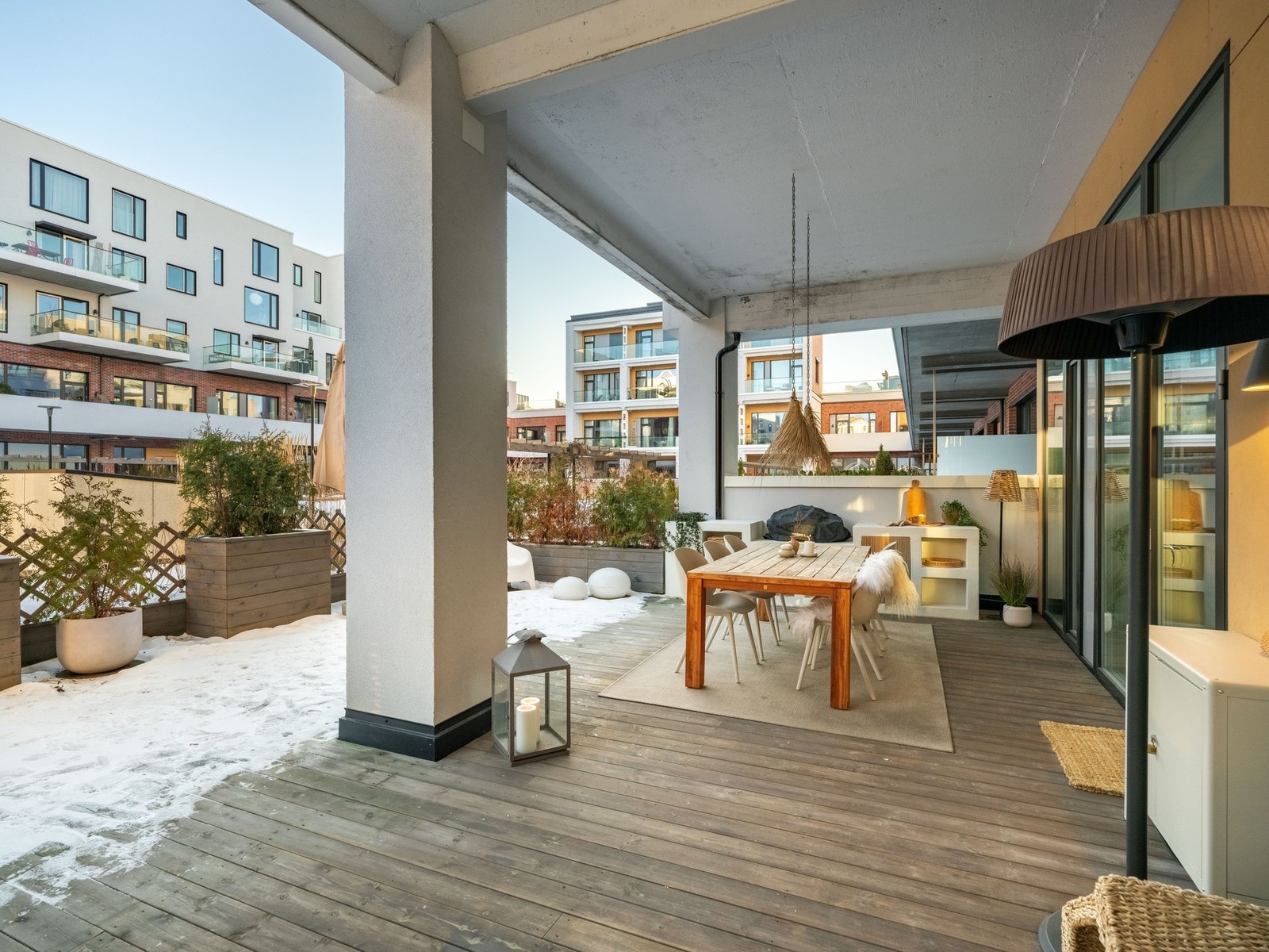 Ettersom store deler av uteplassen er overbygget, øker dette bruksmulighetene utover sommeren. Galleribilde