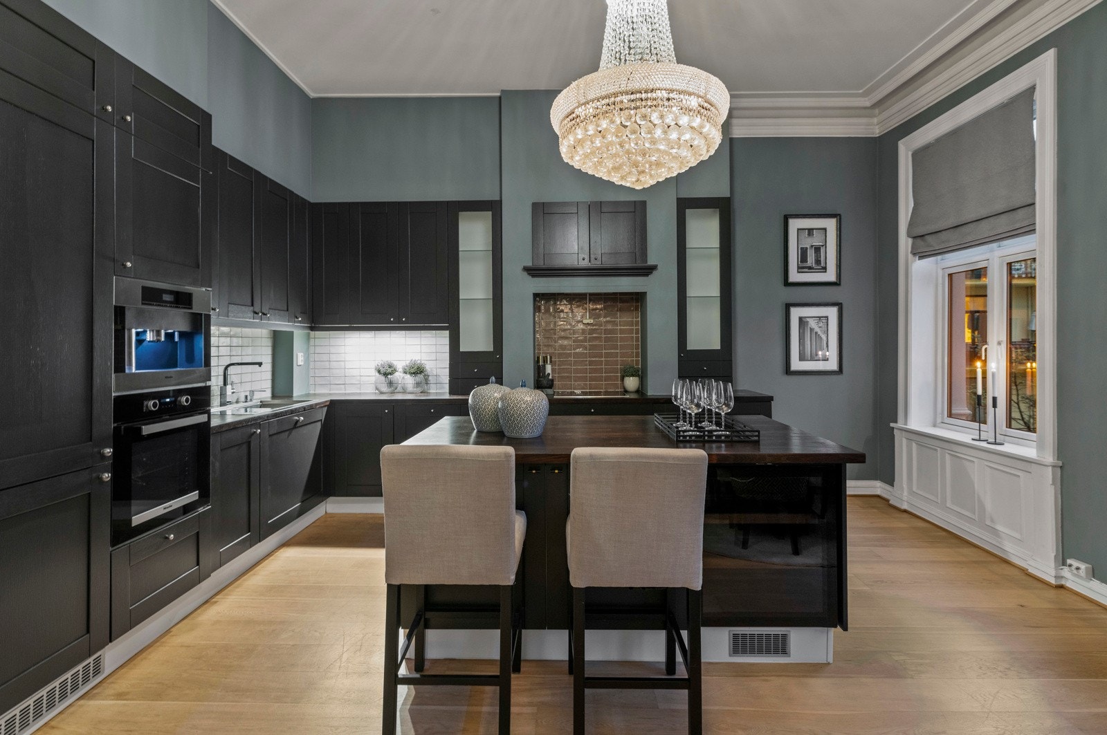 Her kan du lage mat, underholde og nyte livet - alt i ett og samme rom. Et kjøkken du faktisk får lyst til å vise frem. Galleribilde