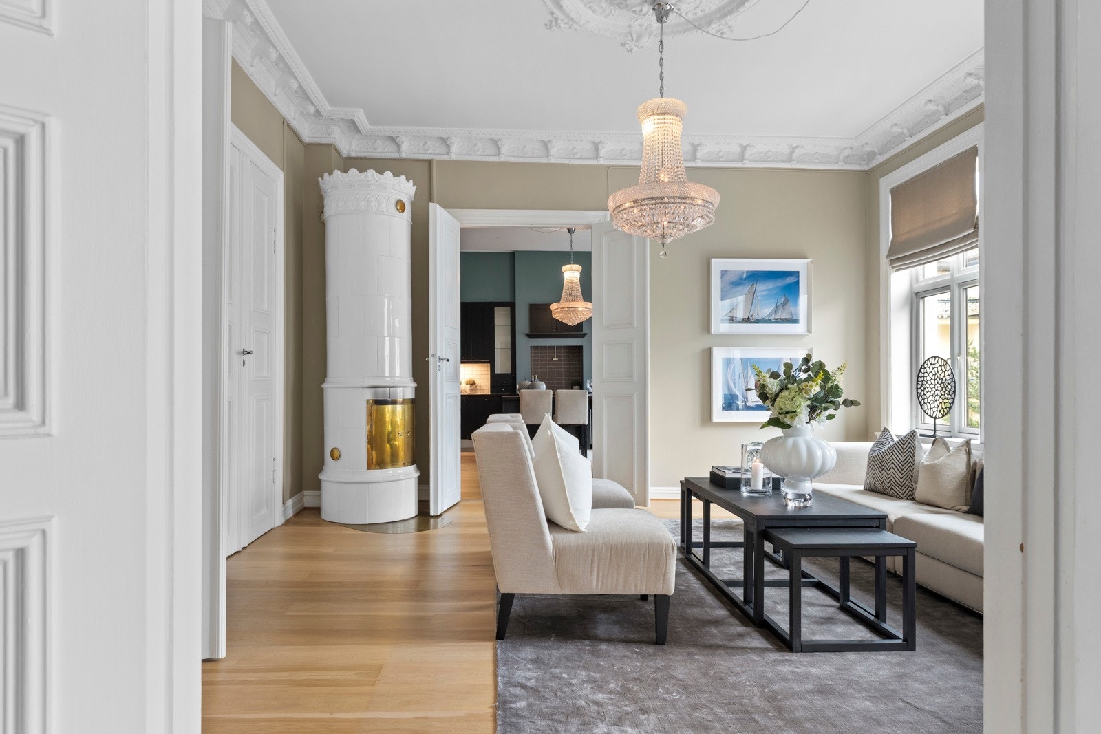 Den klassiske kakkelovnen gir både varme og sjarm - et vakkert samlingspunkt i rommet. Galleribilde