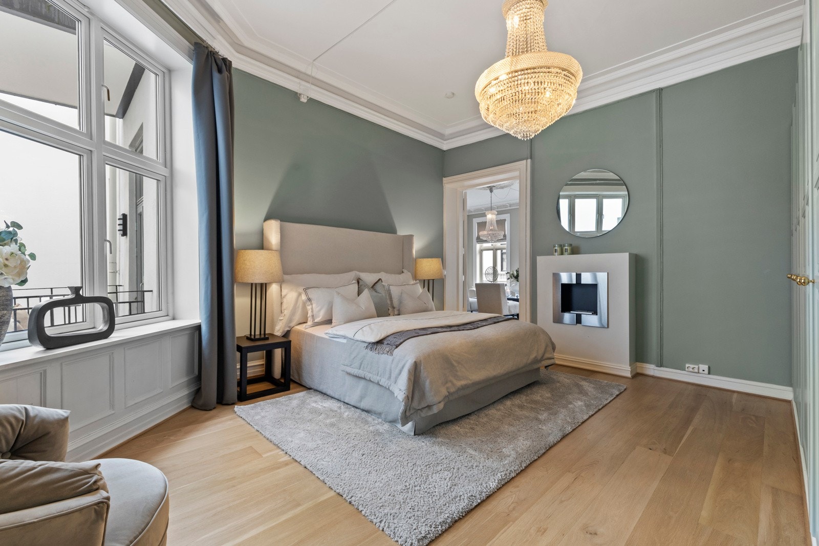 Videre inn finner vi et lyst og delikat soverom - perfekt som gjesterom, kontor eller barnerom. Galleribilde