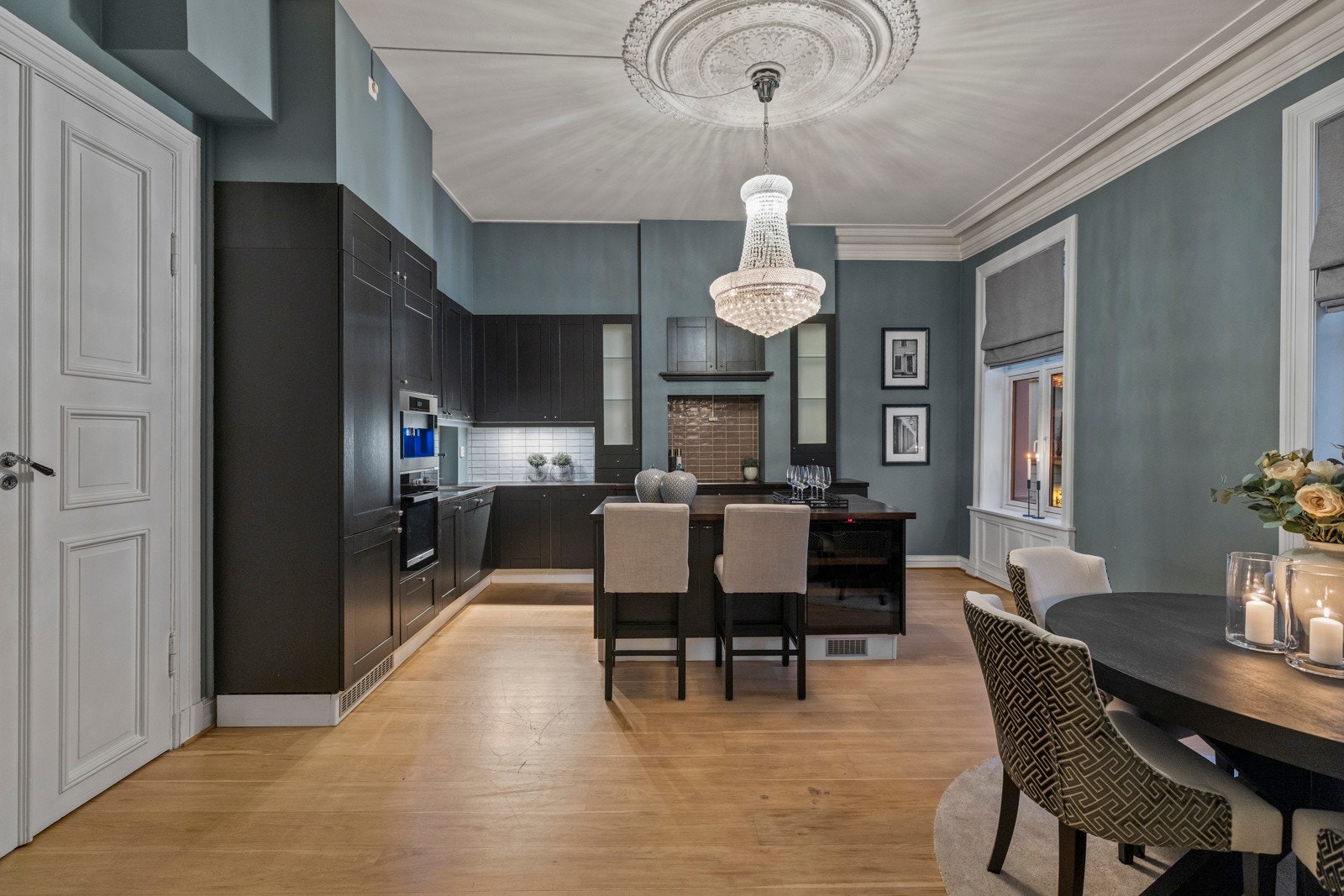 Kjøkkenet er nylig oppgradert - fronter malt og overflater vedlikeholdt i 2025 - alt fremstår som nytt. Galleribilde