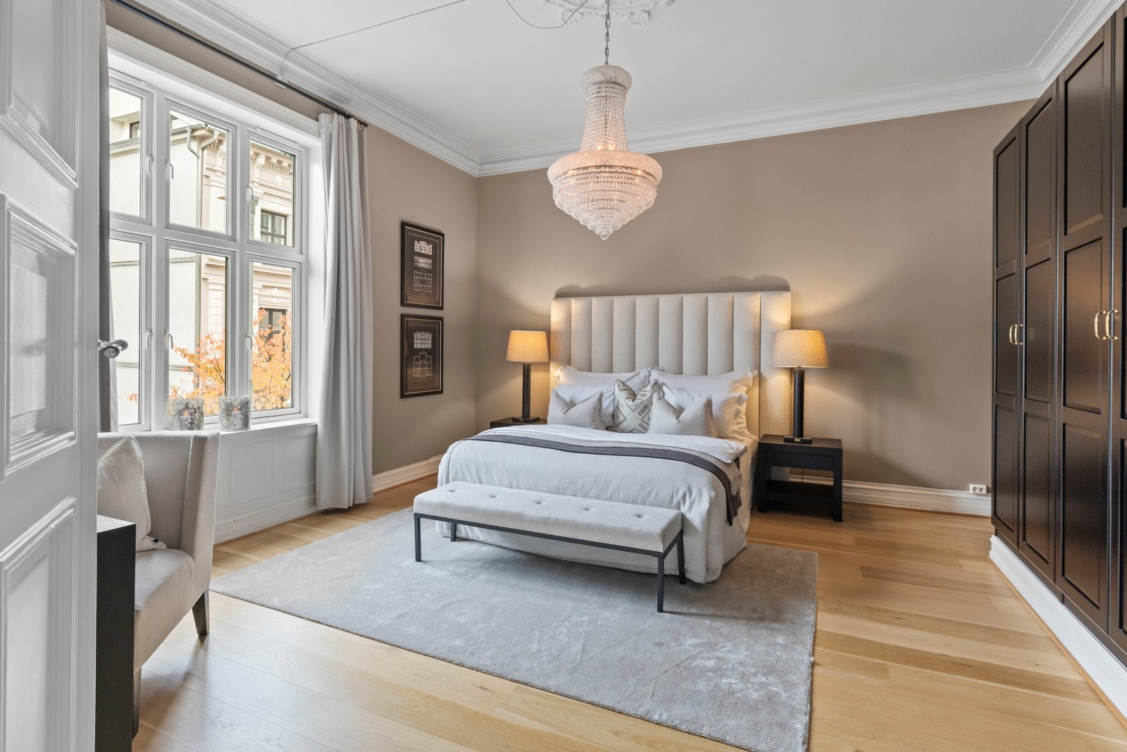 De dempede fargetonene og den myke belysningen skaper en avslappende atmosfære. Galleribilde