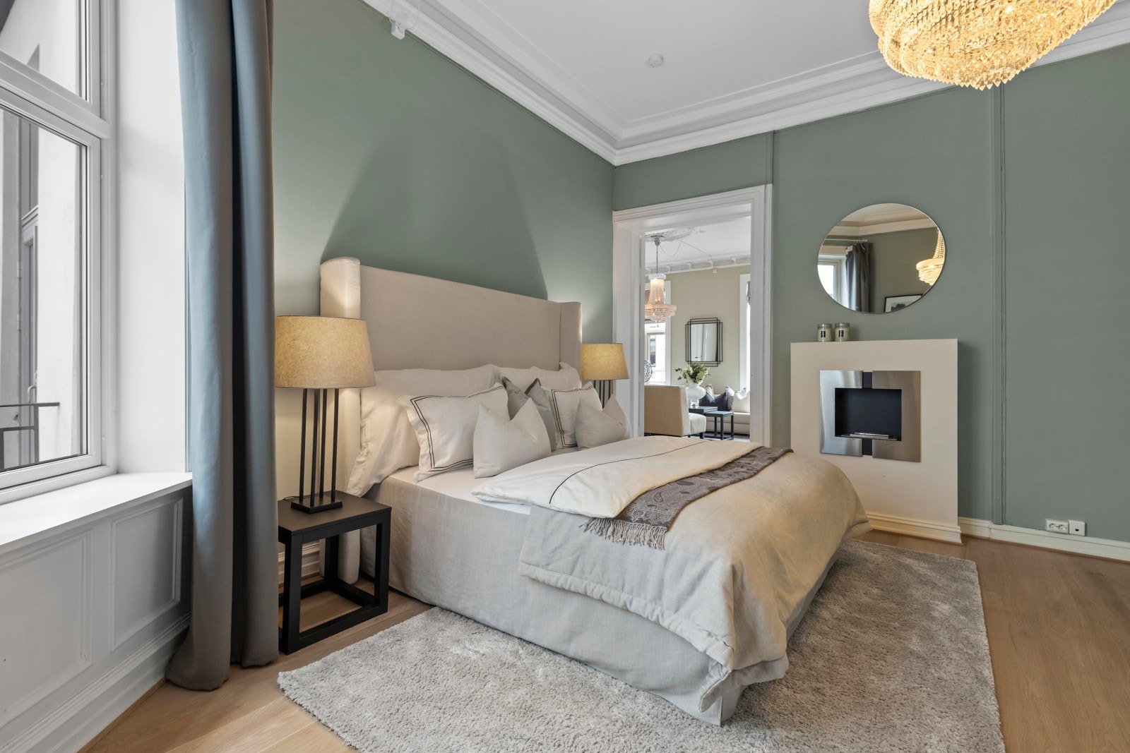 De rolige fargetonene og de store vinduene gjør dette til et lyst og harmonisk rom. Galleribilde