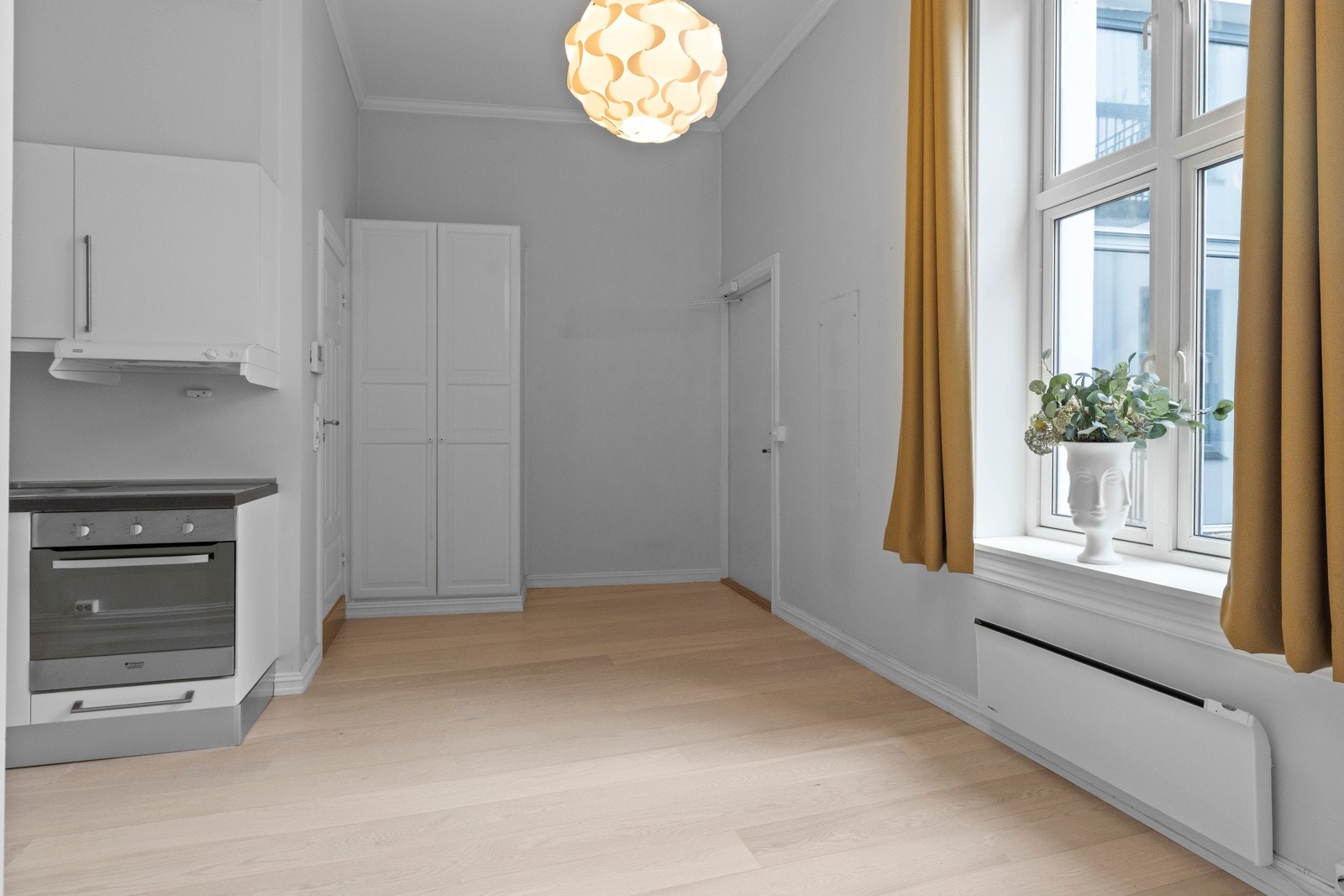 Oppholdsrommet har store vinduer og god romfølelse. Galleribilde