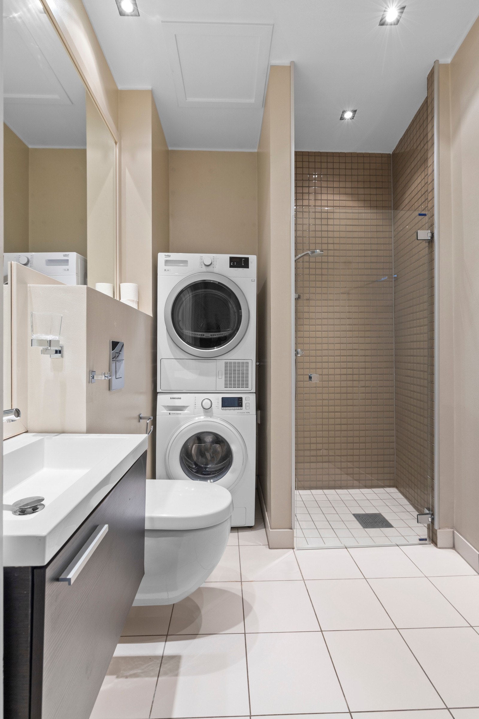 Her er det opplegg for vaskemaskin og alt man trenger i et komplett lite hjem. Galleribilde