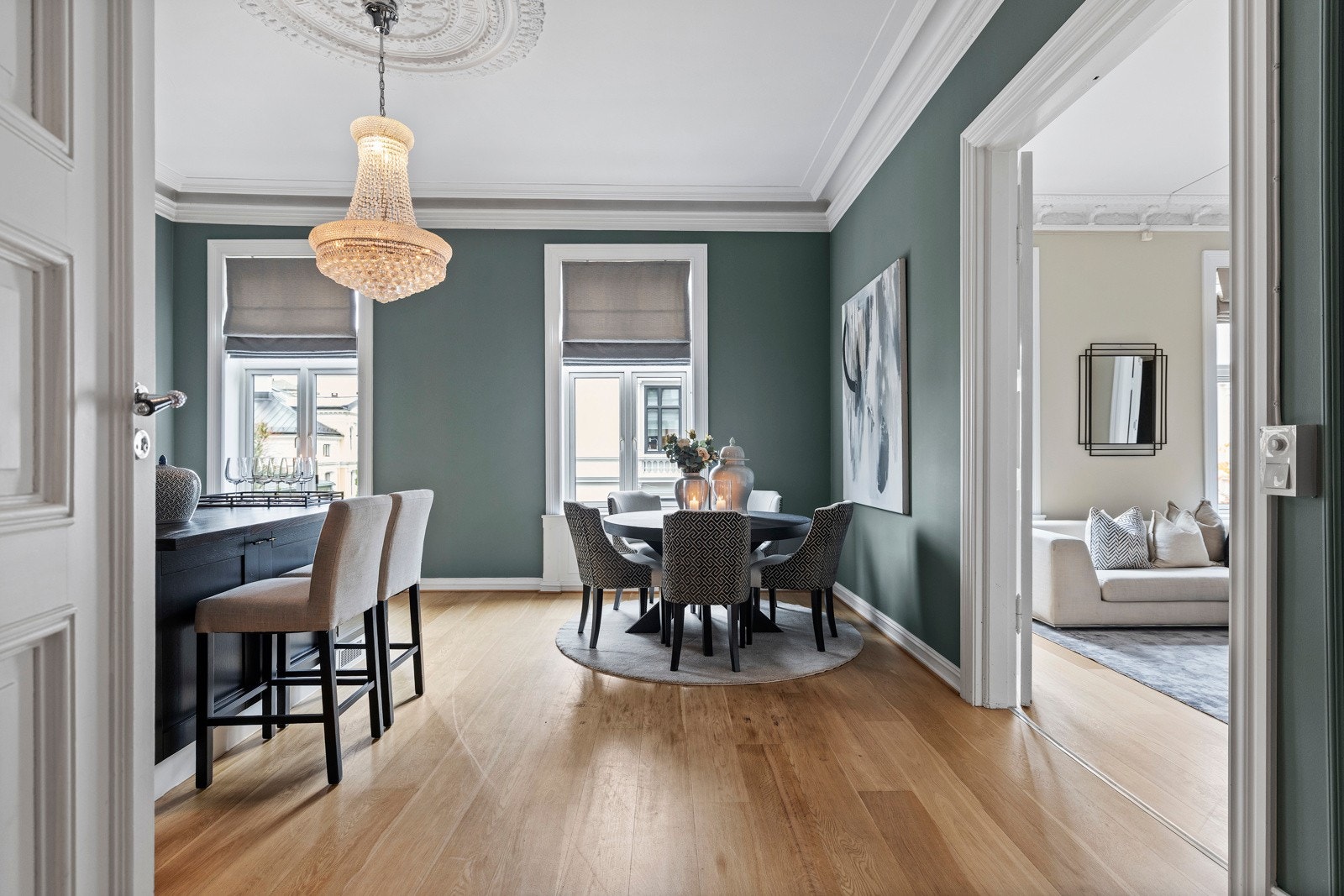 Videre inn kommer vi til et eksklusivt kjøkken med profilerte fronter og benkeplate i heltre - et perfekt samspill mellom klassisk og moderne kvalitet. Galleribilde