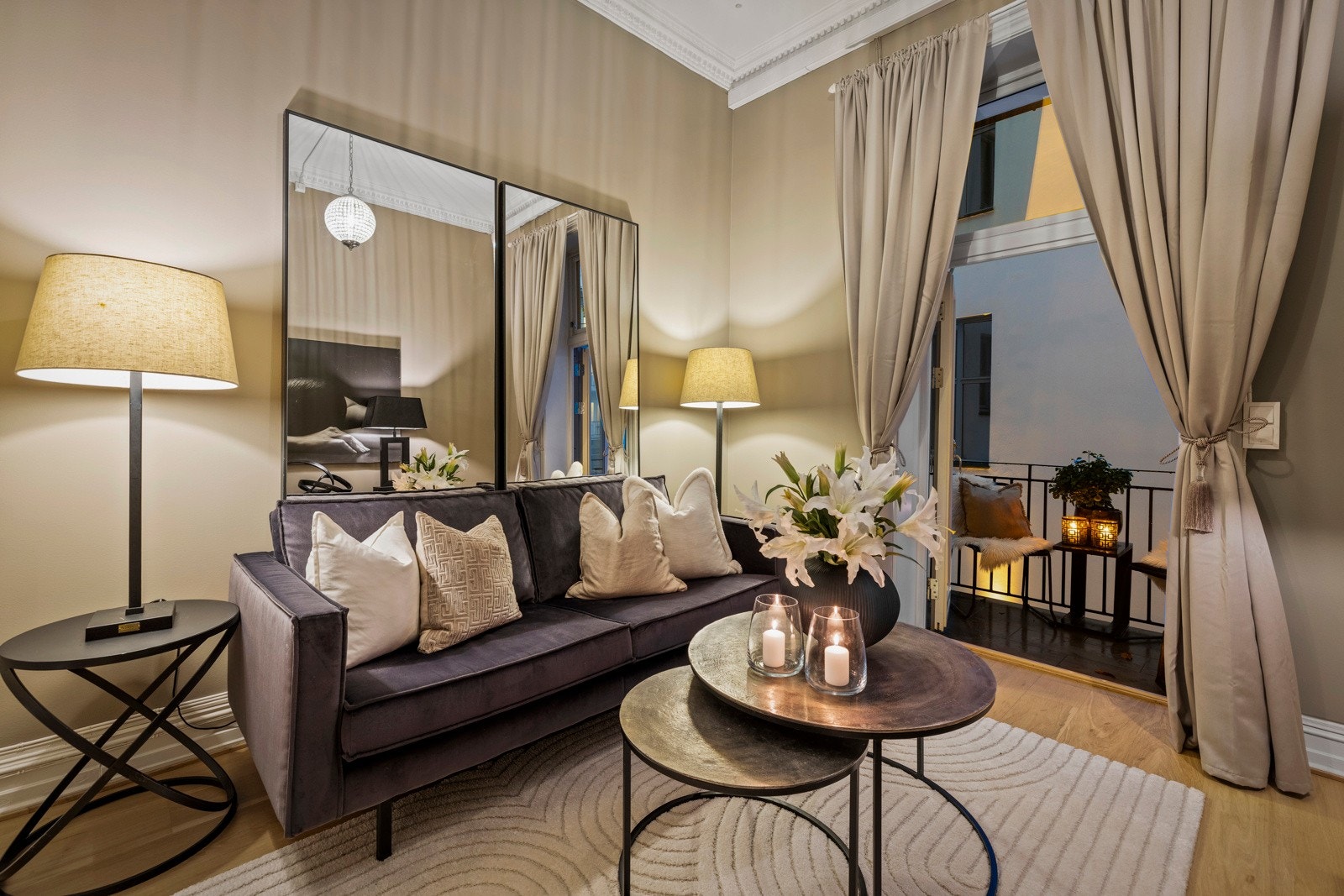 Vi går videre til hovedsoverommet - et deilig master bedroom som oser ro, eleganse og hotellfølelse. Galleribilde