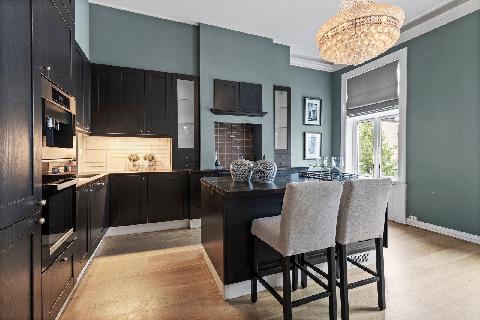 De store vinduene og den åpne løsningen gjør rommet lyst og innbydende. Galleribilde