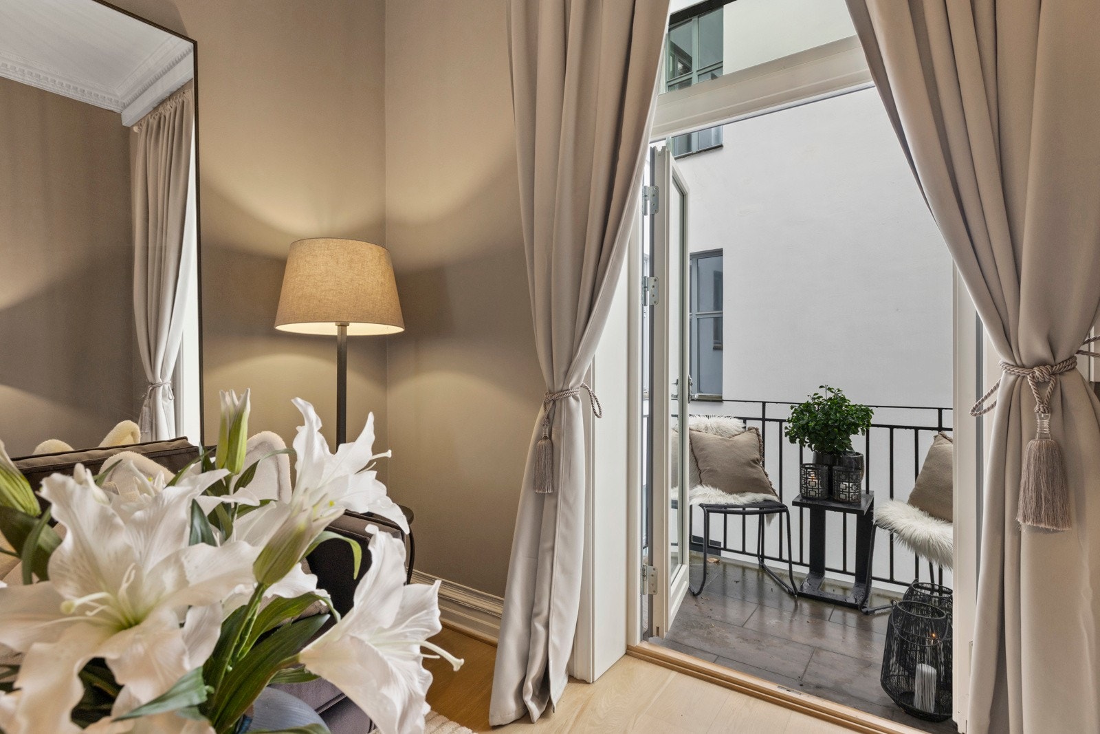 Her får du alt du ønsker av din neste bolig; gjennomgående høy standard, skjermet beliggenhet i enveiskjørt gate, balkong mot bakgård, kakkelovn, stukkatur og rosetter og hybel med mulighet for skattefri leieinntekter. Galleribilde