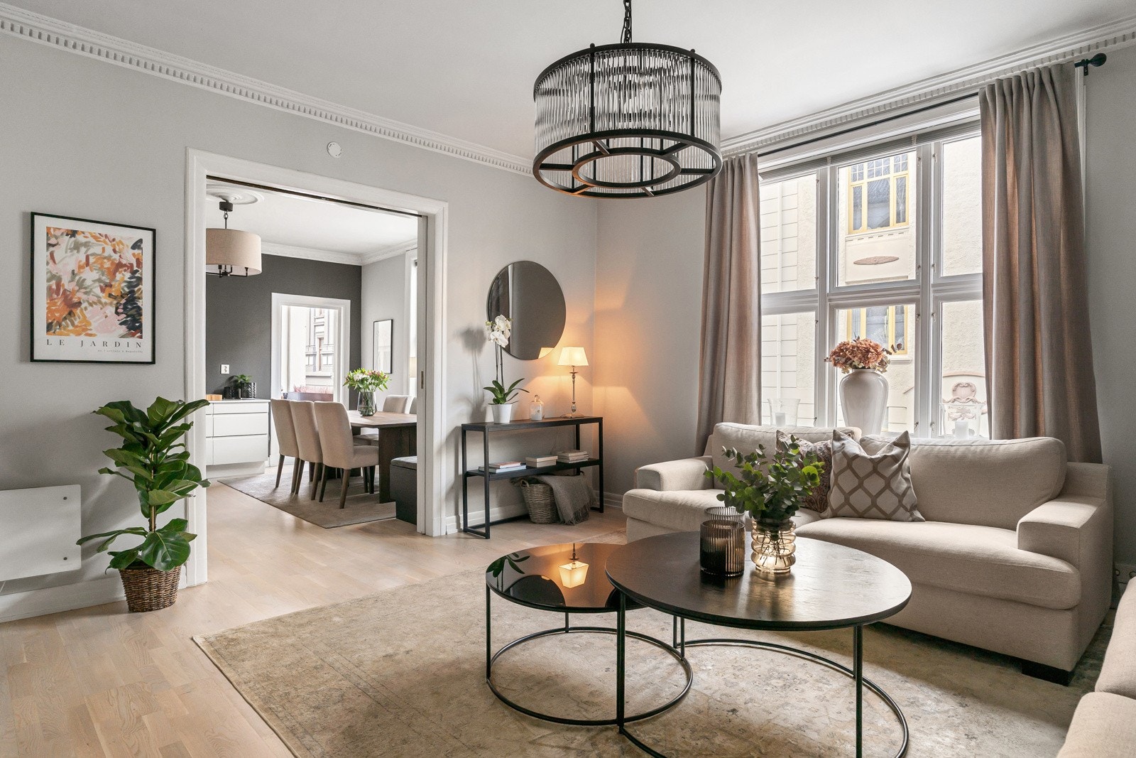 Boligen er svært pent oppusset i 2017 og byr på en gjennomgående høy standard og stil som passer en hver. Galleribilde