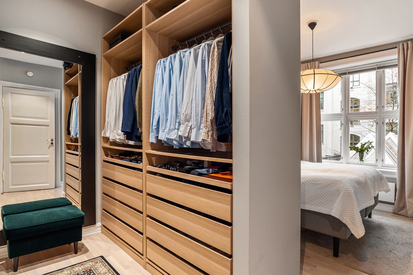 I tilknytning til hovedsoverommet er det også et walk-in-closet med gode oppbevaringsmuligheter. Galleribilde