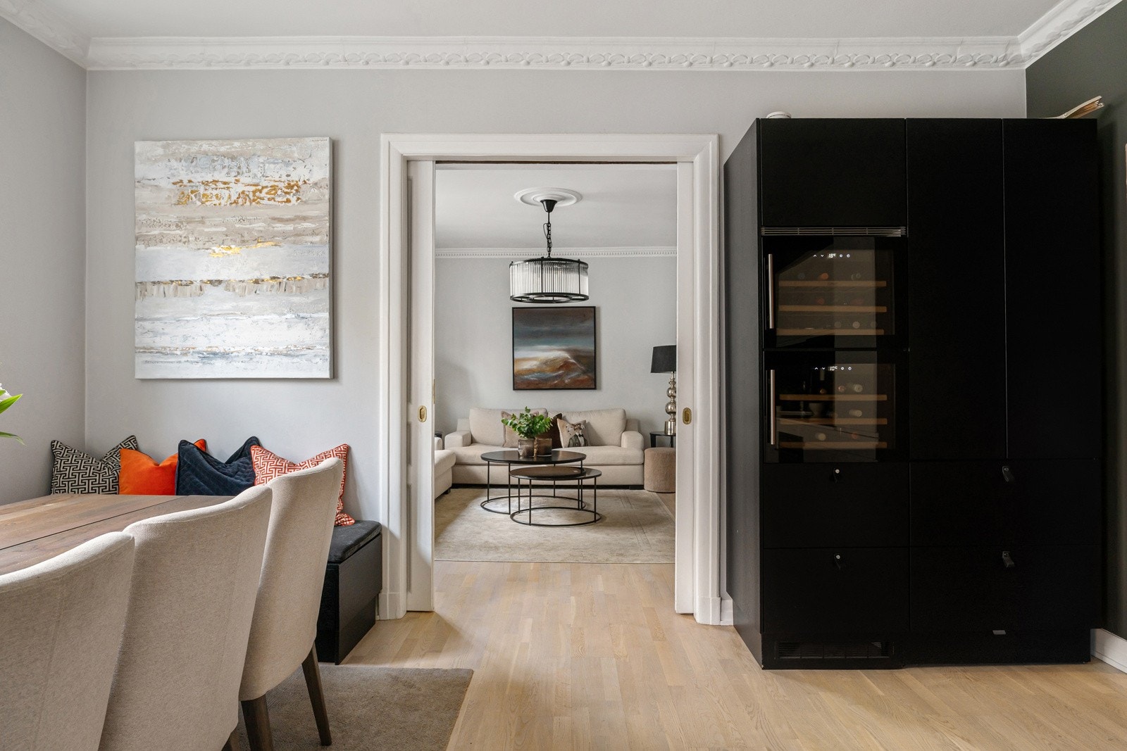 Innredning med glatte, folierte fronter. Corian benkeplate med planlimt kum i rustfritt stål. Belysning via downlights under overskap. Galleribilde