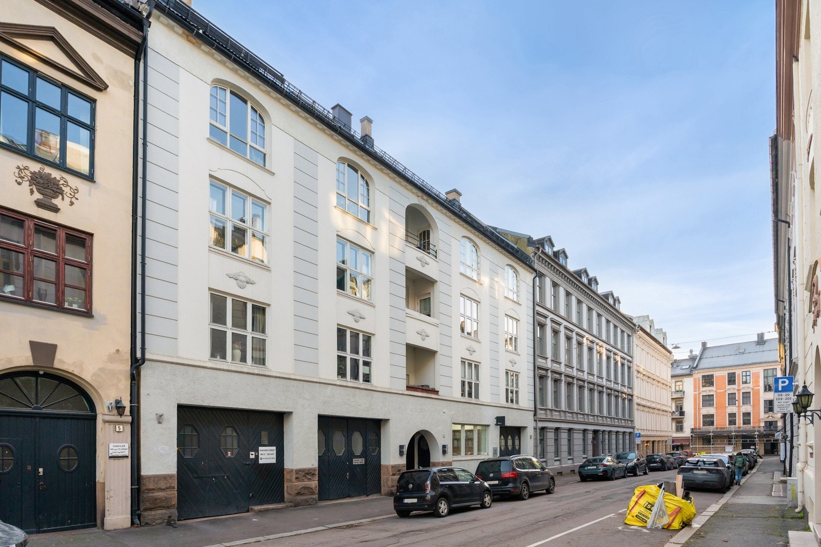 Nærområdet og bygningene har pent utsmykkede fasader i union stil med herskapelig uttrykk og vakker beplantning i forhagene. Galleribilde