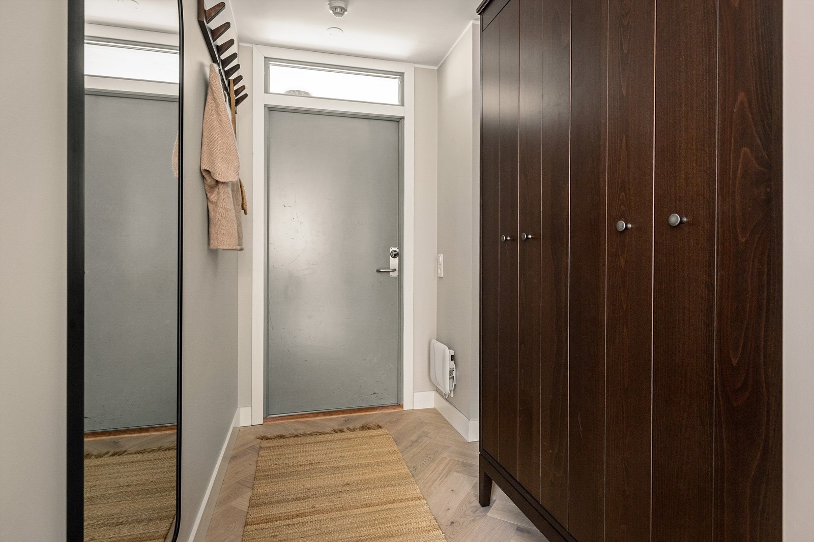 Entréen er innbydende og har videre adkomst til øvrige rom, noe som er med på å underbygge leilighetens gode planløsning. Galleribilde