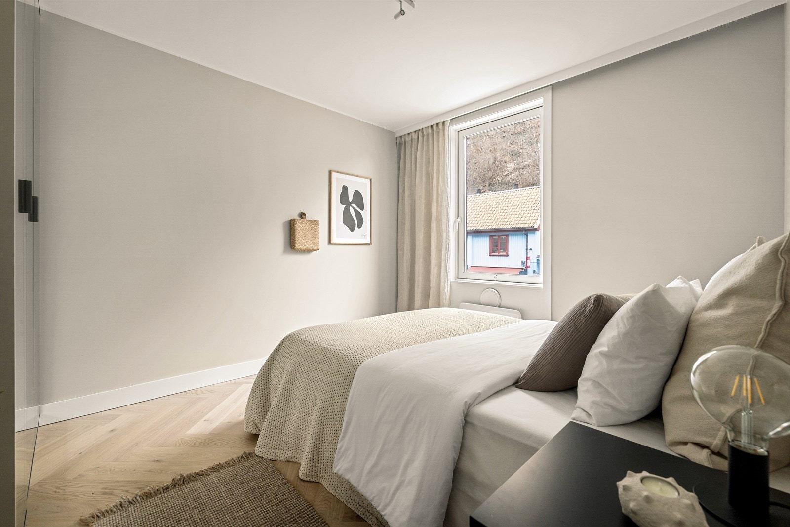 Store vinduer slipper inn naturlig lys og gir utsikt mot nærområdet. Galleribilde