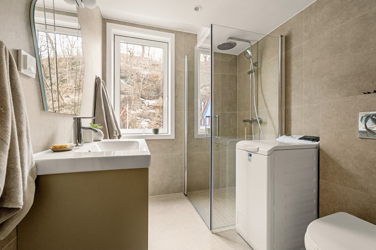 Stort og pent flislagt bad med gulvvarme og opplegg til vaskemaskin. Galleribilde