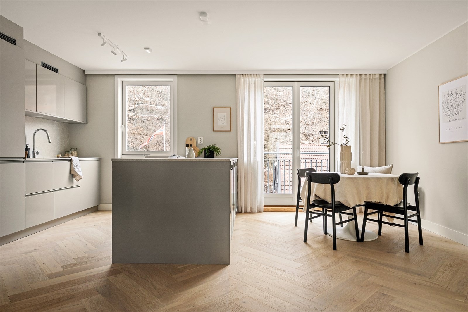 Store vindusflater gir utsyn mot uteområdet og slipper inn rikelig med lys. Galleribilde