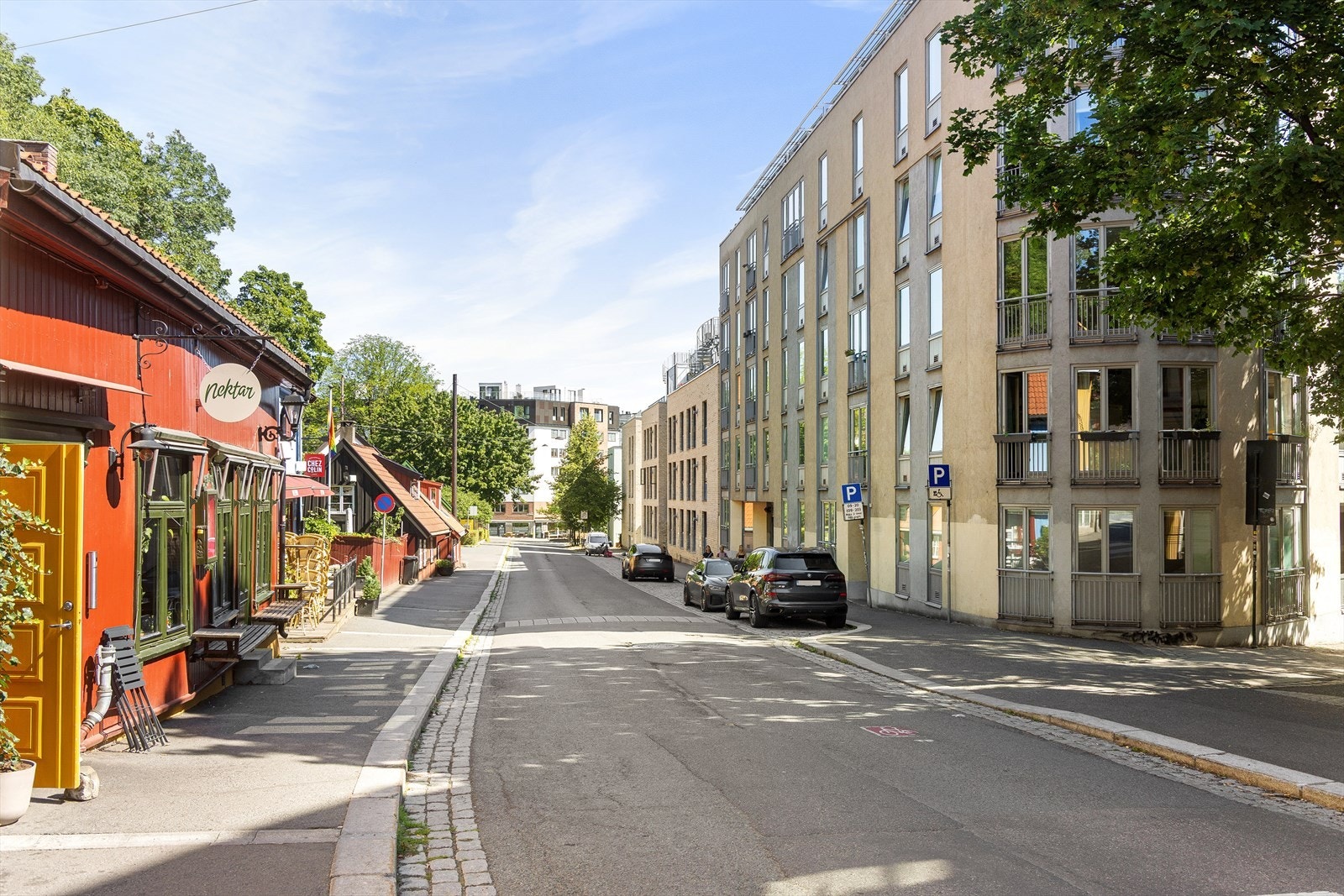 Gaten har en blanding av moderne og eldre bygninger. Galleribilde