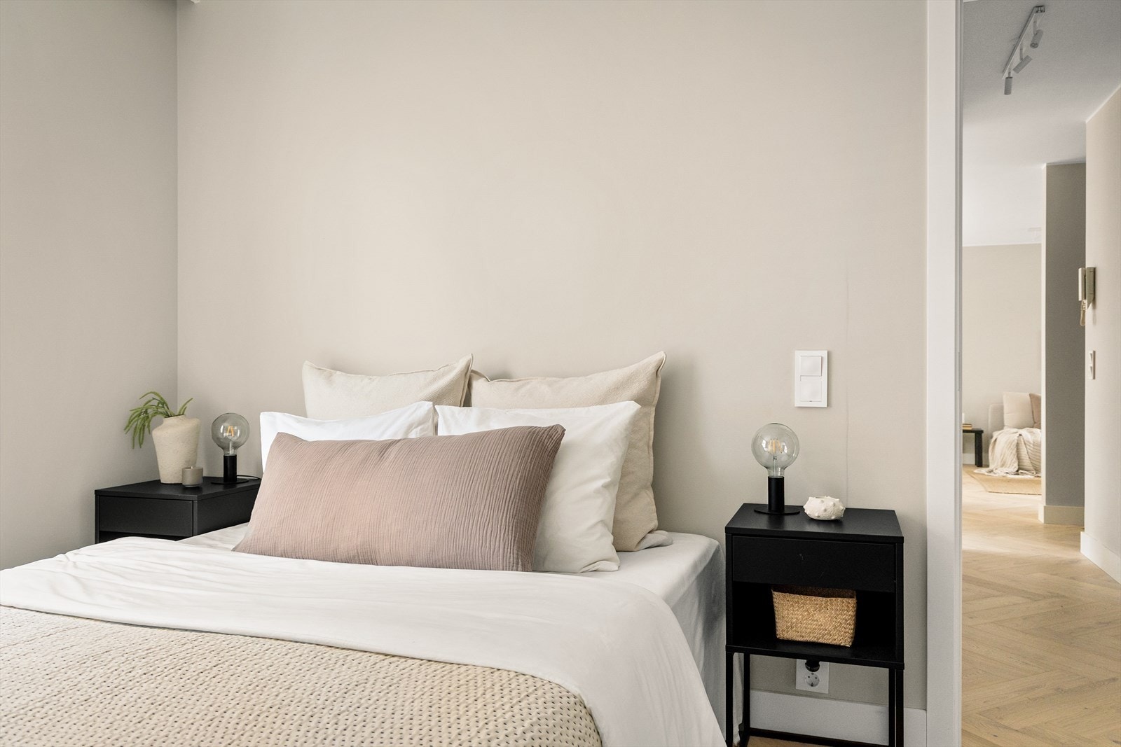 Soverommet har malte vegger og parkettgulv som gir et rent og vedlikeholdsfritt innemiljø. Galleribilde