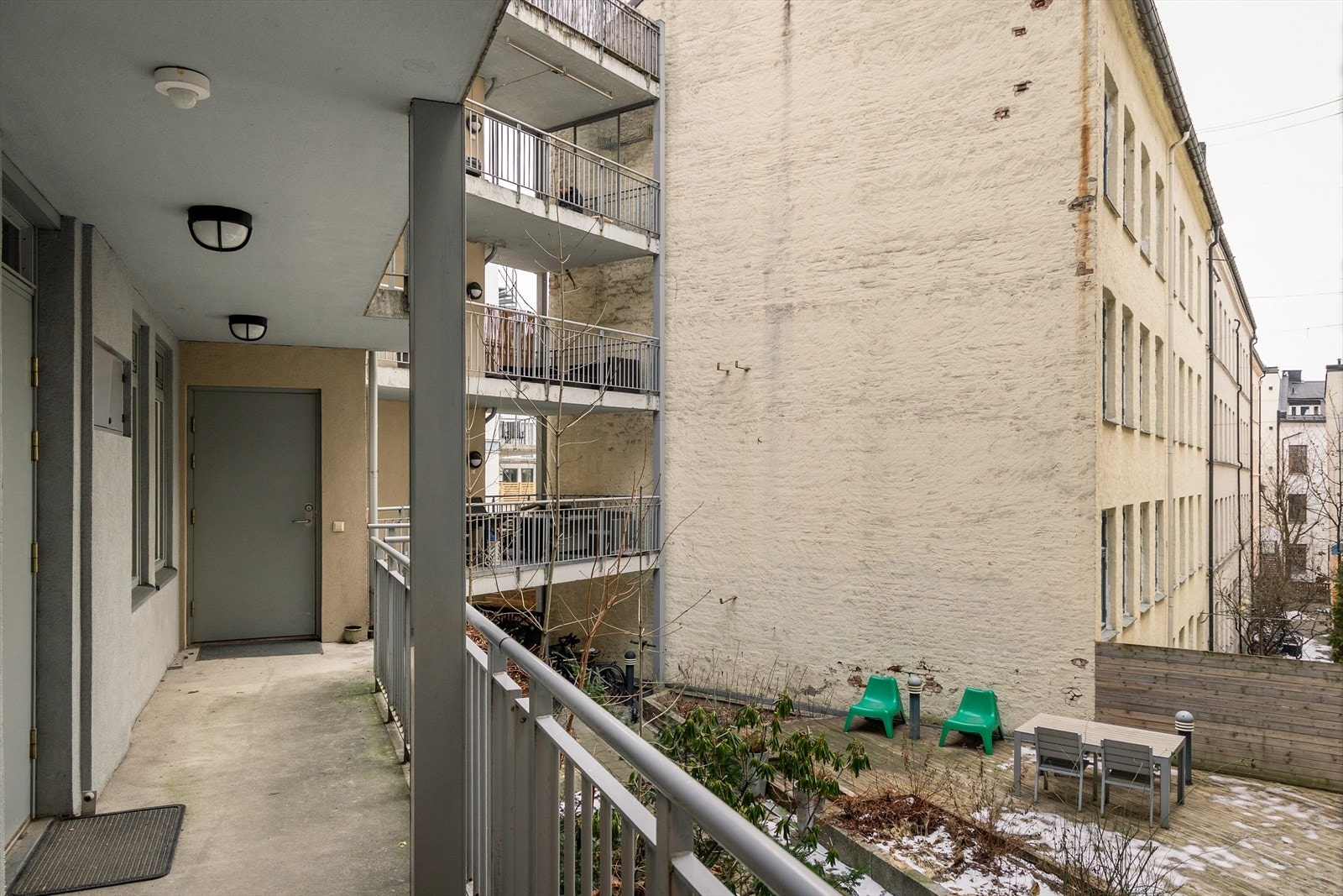 Adkomst via svalgang med utsikt mot gårdsplass gir enkel tilgang til leiligheten. Galleribilde