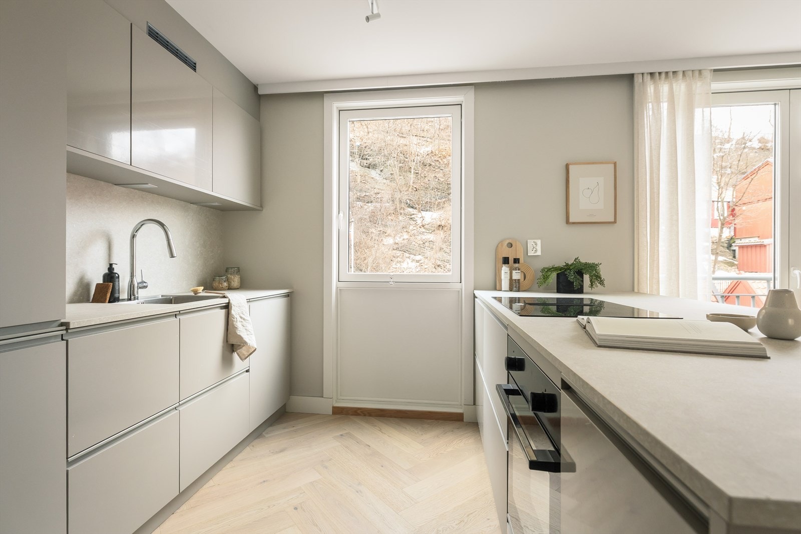 Fliser og belysning mellom benkeplater og overskap. Galleribilde