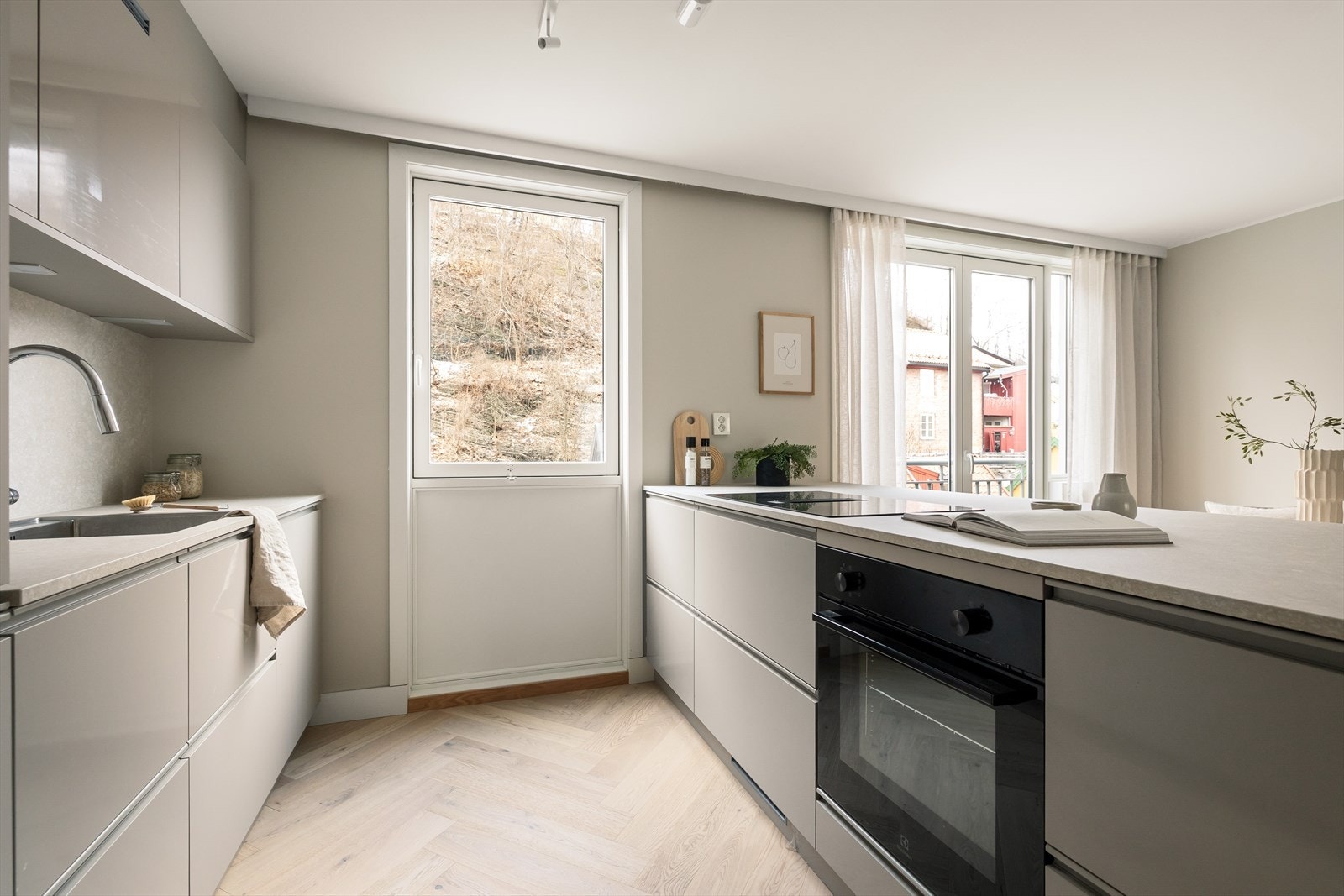 Store vindusflater gir naturlig lys inn på kjøkkenet. Galleribilde