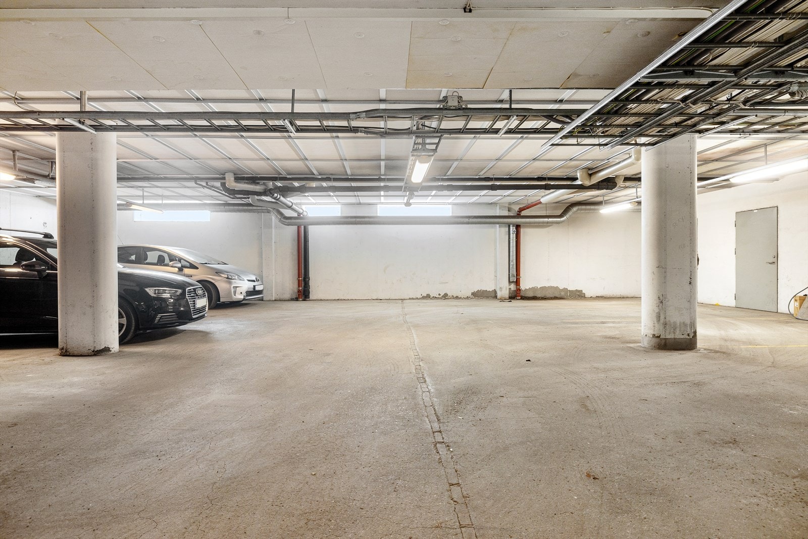 Parkering i felles garasjeanlegg med opplegg for tilkobling til bil lader. Galleribilde