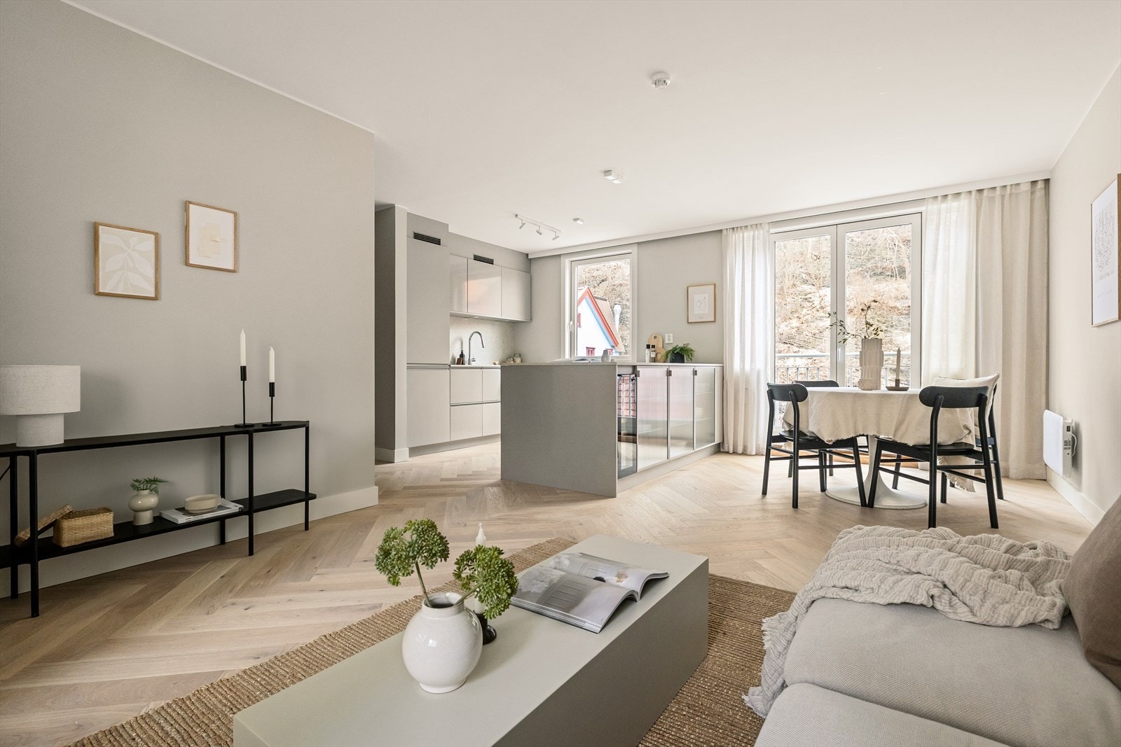 Stuen er i åpen løsning med kjøkkenet med plass til spisebord i fin tilknytning til begge bruksområder. Galleribilde