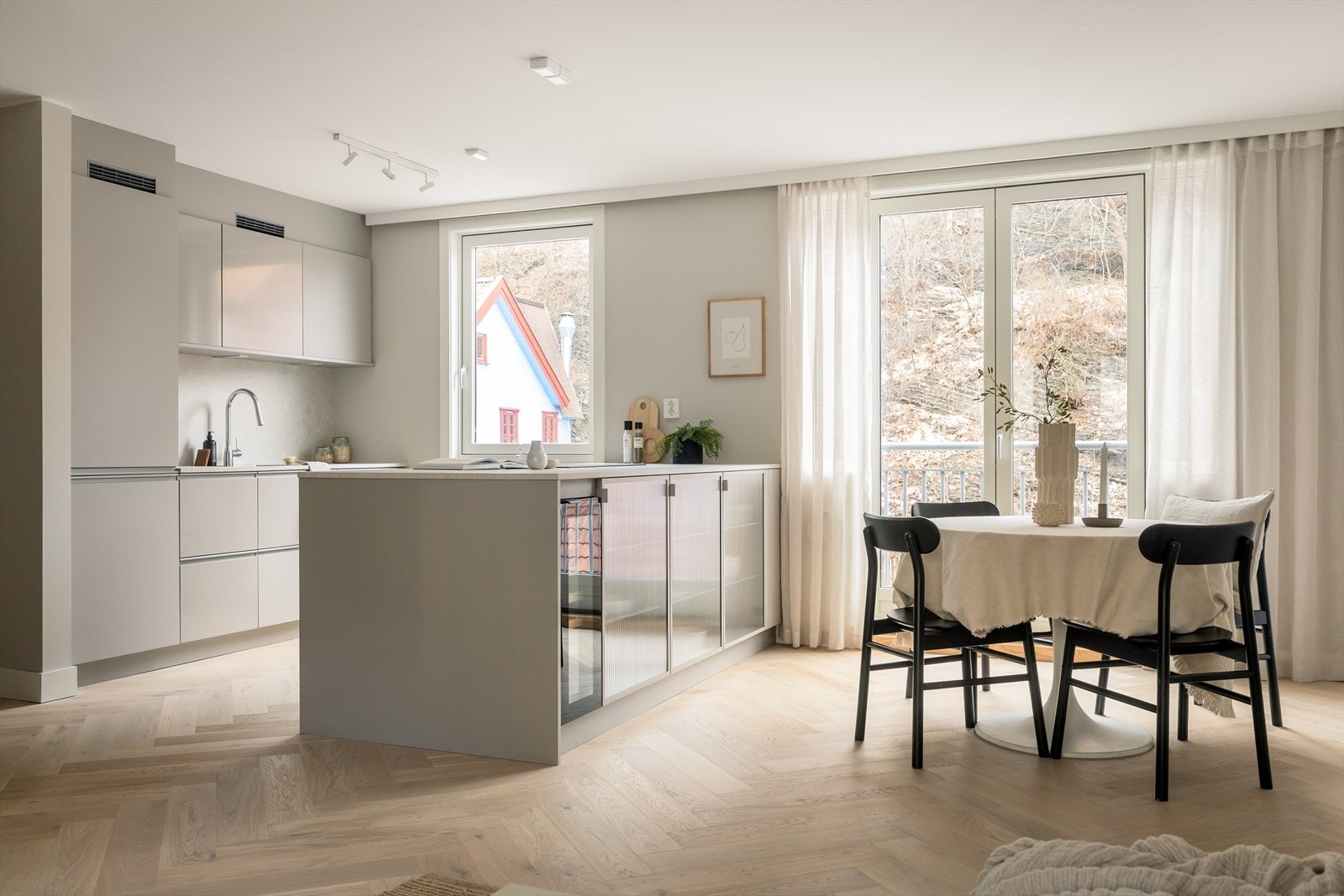 Glassfronter på kjøkkenøy mot spisestue. Galleribilde