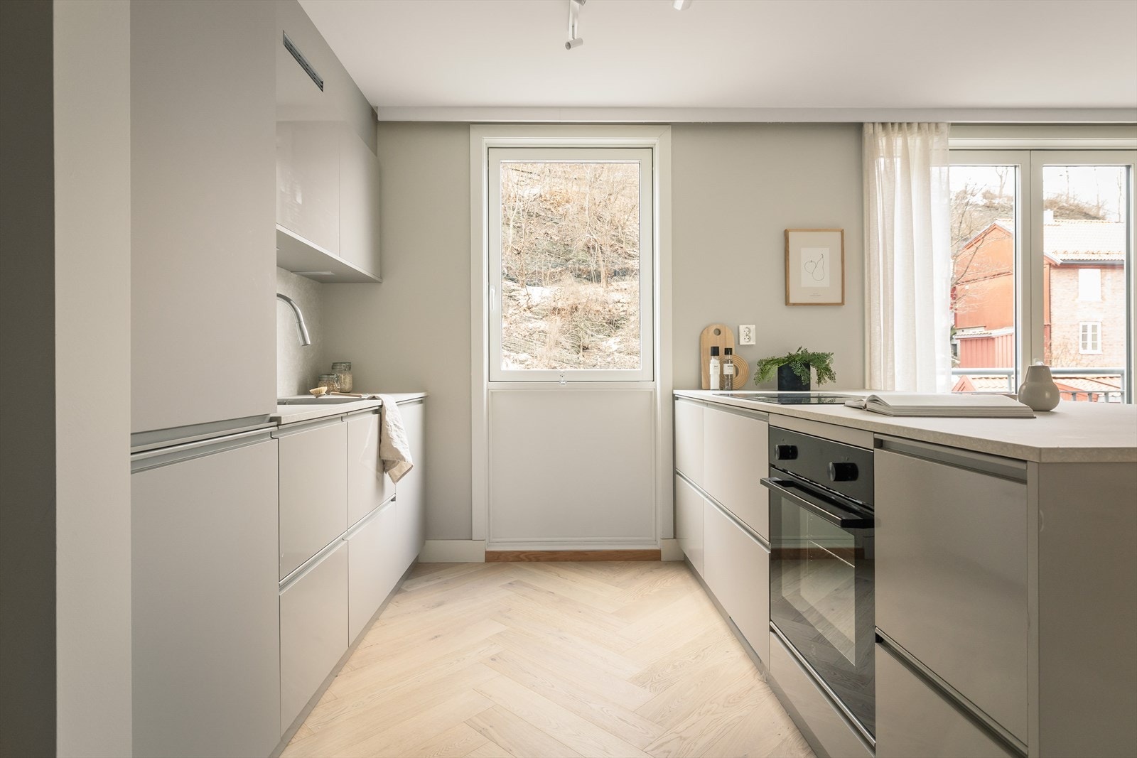 Kjøkkenet har en fin kombinasjon av både overskap- og skuffer. Galleribilde