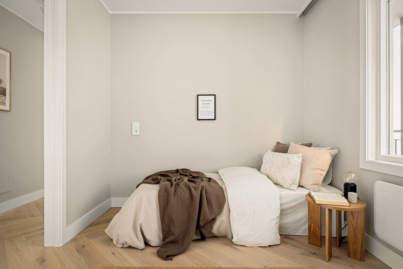 Plass til seng og nattbord gir en praktisk soveromsløsning. Galleribilde