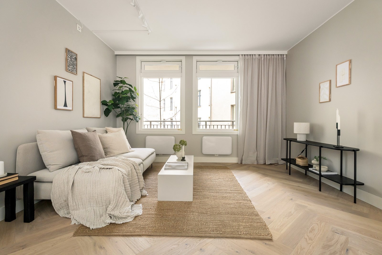 Parkettgulv i fiskebensmønster gir stuen et elegant preg. Galleribilde