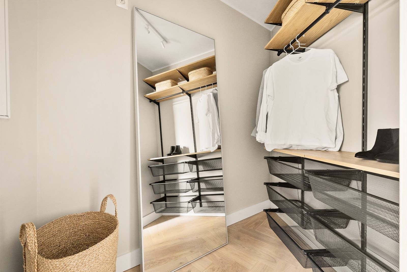 Garderobeløsning med åpne hyller og skuffer gir god oppbevaringsplass i omkledningsrommet. Galleribilde