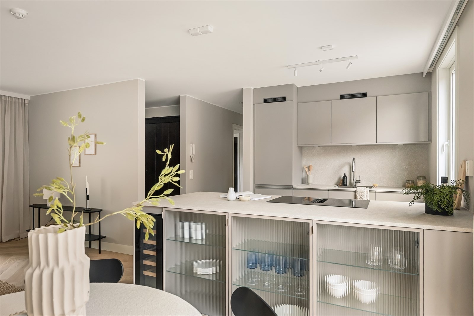 Åpen løsning mellom stue og kjøkken skaper et sosialt oppholdsrom. Galleribilde