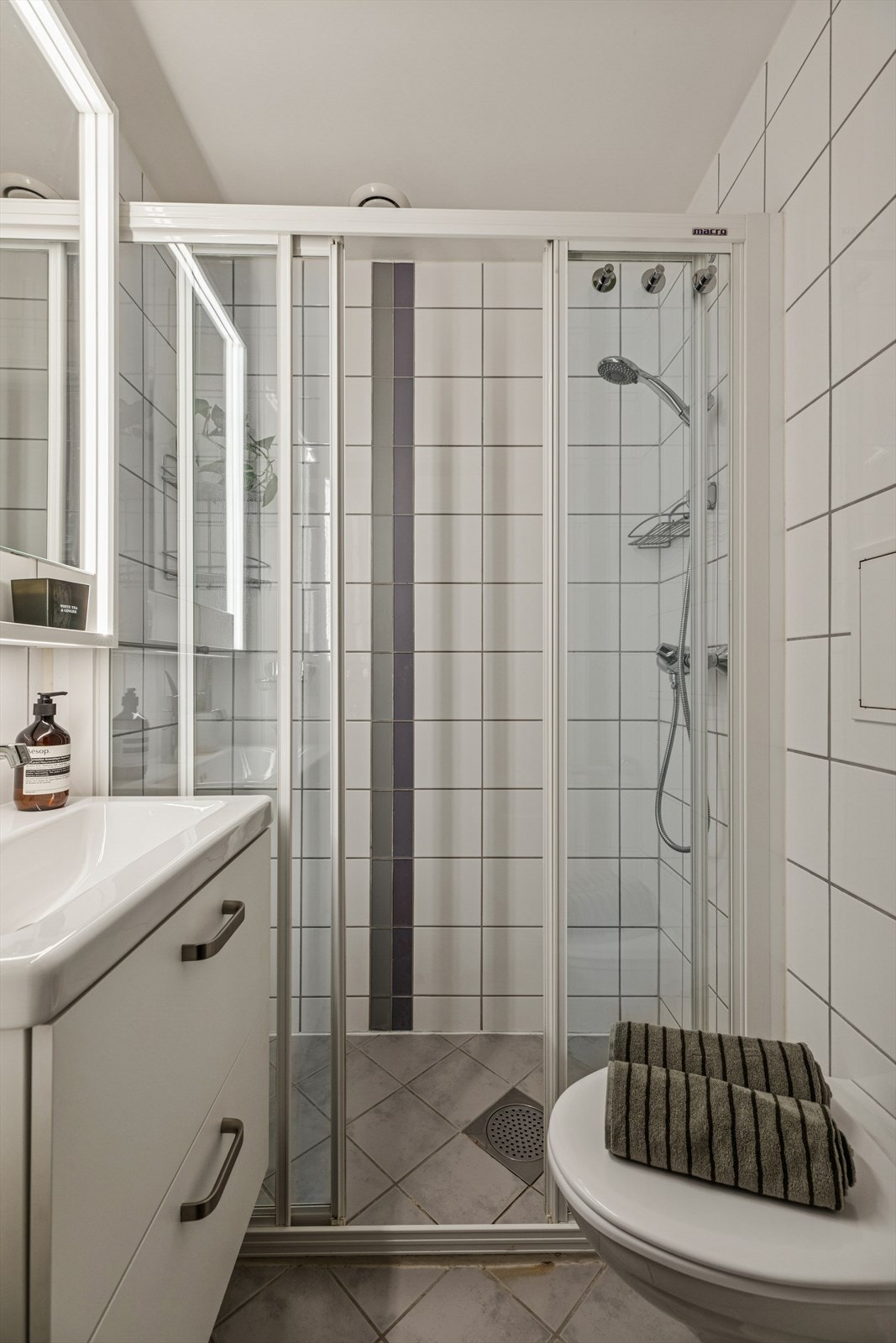 Badet ble modernisert i 2003/2004 gjennom borettslaget og fremstår som et stilrent og funksjonelt rom. Galleribilde