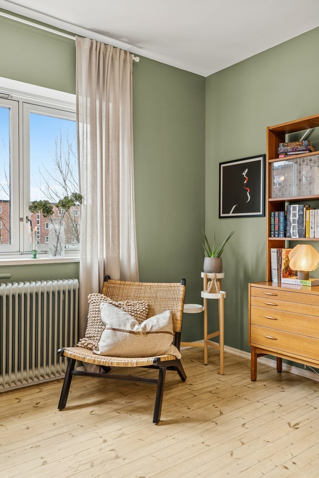 Leiligheten ligger i en høy første etasje. Det er derfor et veldig begrenset innsyn. Galleribilde