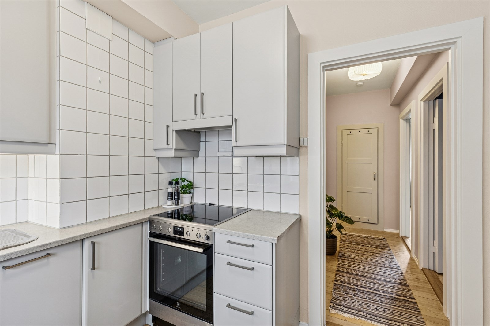 Belysningen under overskap sikrer gode arbeidsforhold. Galleribilde