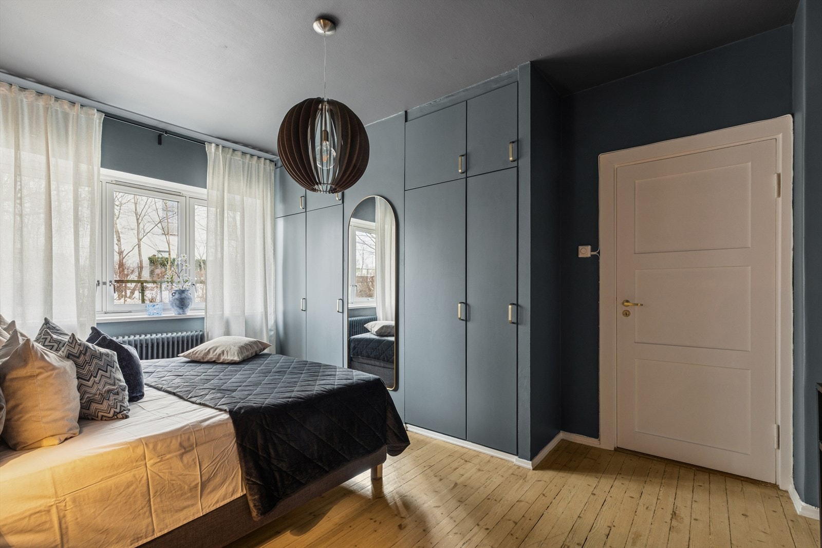 Det plassbygde garderobeskapet sørger for optimal oppbevaring og holder rommet både ryddig og luftig. Galleribilde