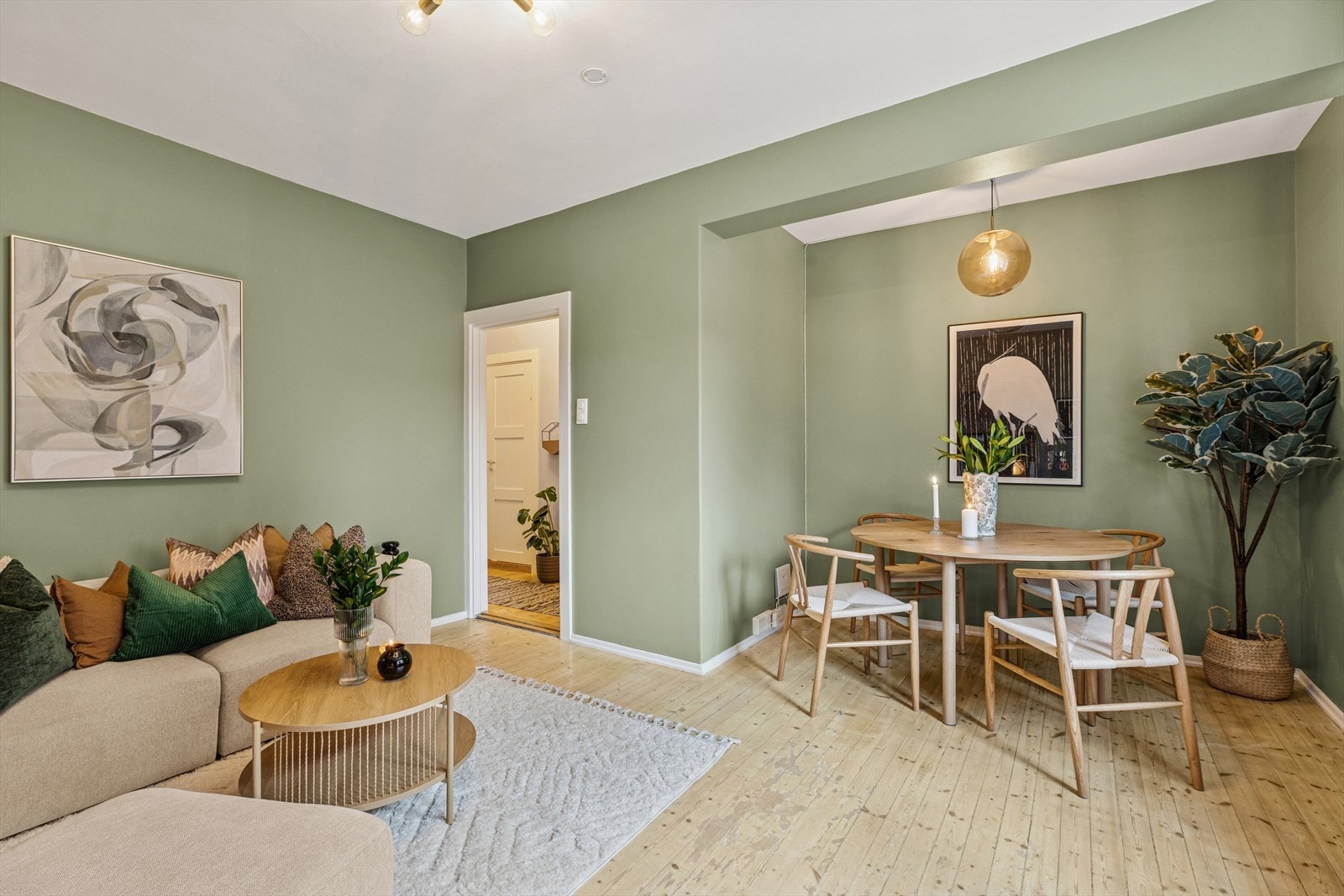 Leiligheten har radiatorer tilknyttet byggets sentralvarmeanlegg. Galleribilde