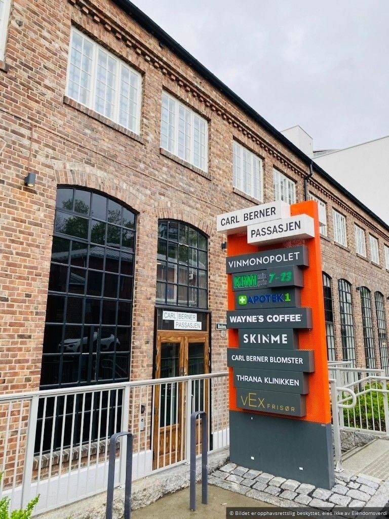 I tilknytning til Carl Berners plass finner du også de fleste forretninger og servicetilbud, samt nye Carl Berner Passasjen. Her finner du blant annet dagligvarebutikk, frisør, apotek, og Vinmonopolet. Galleribilde