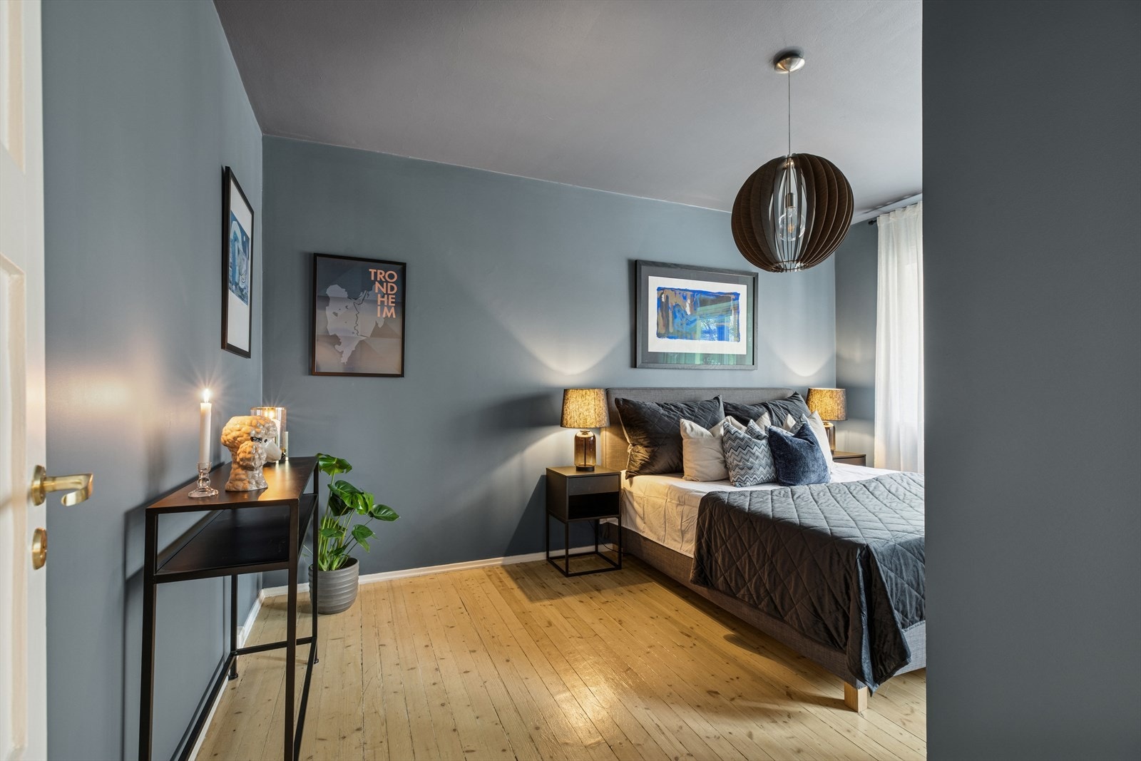 Soverommet er svært romslig og behagelig, med en lun atmosfære som inviterer til ro og hvile. Galleribilde