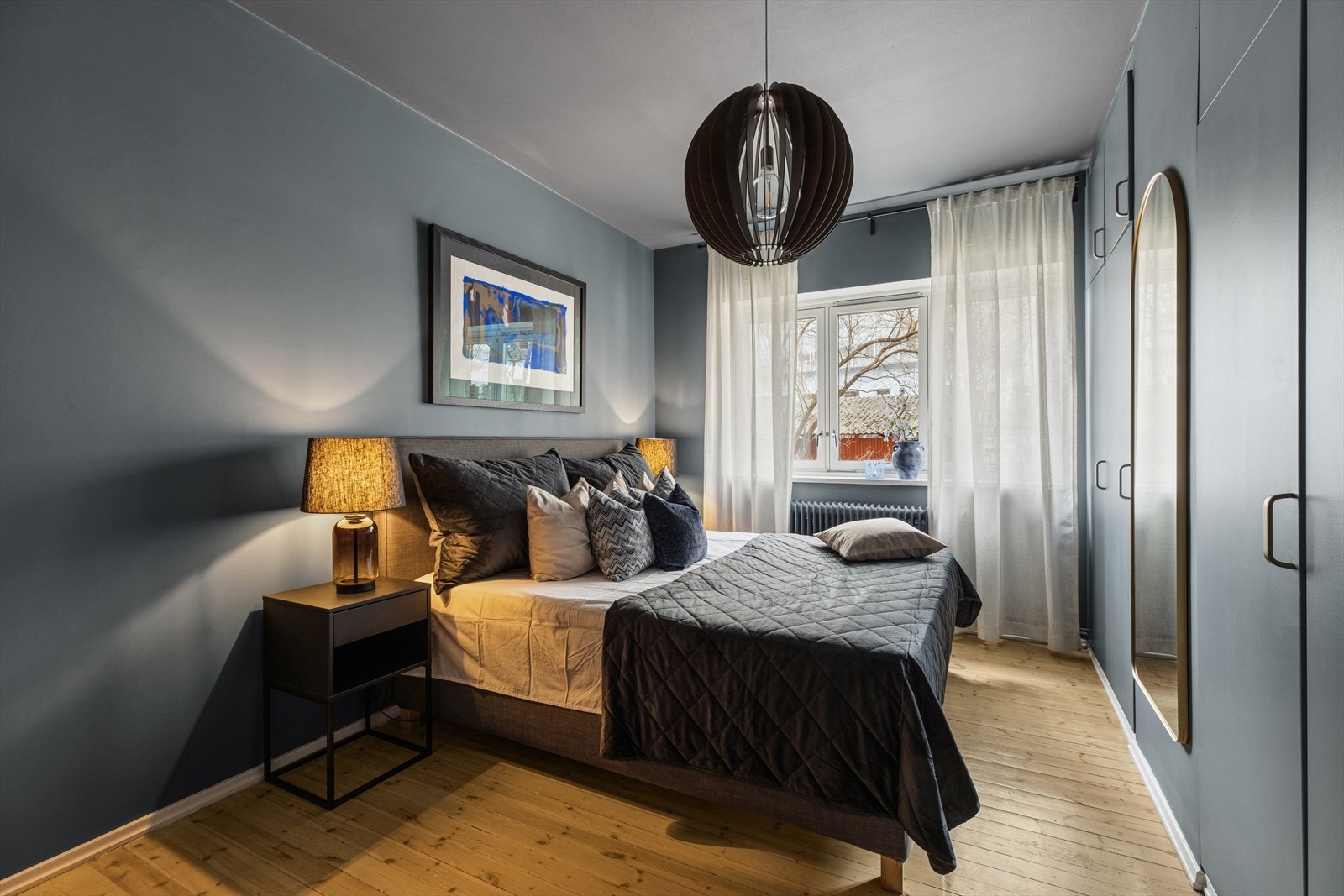 God plass til en 1,80 cm dobbelseng. Her kan du enkelt innrede et komfortabelt og personlig soveområde. Galleribilde