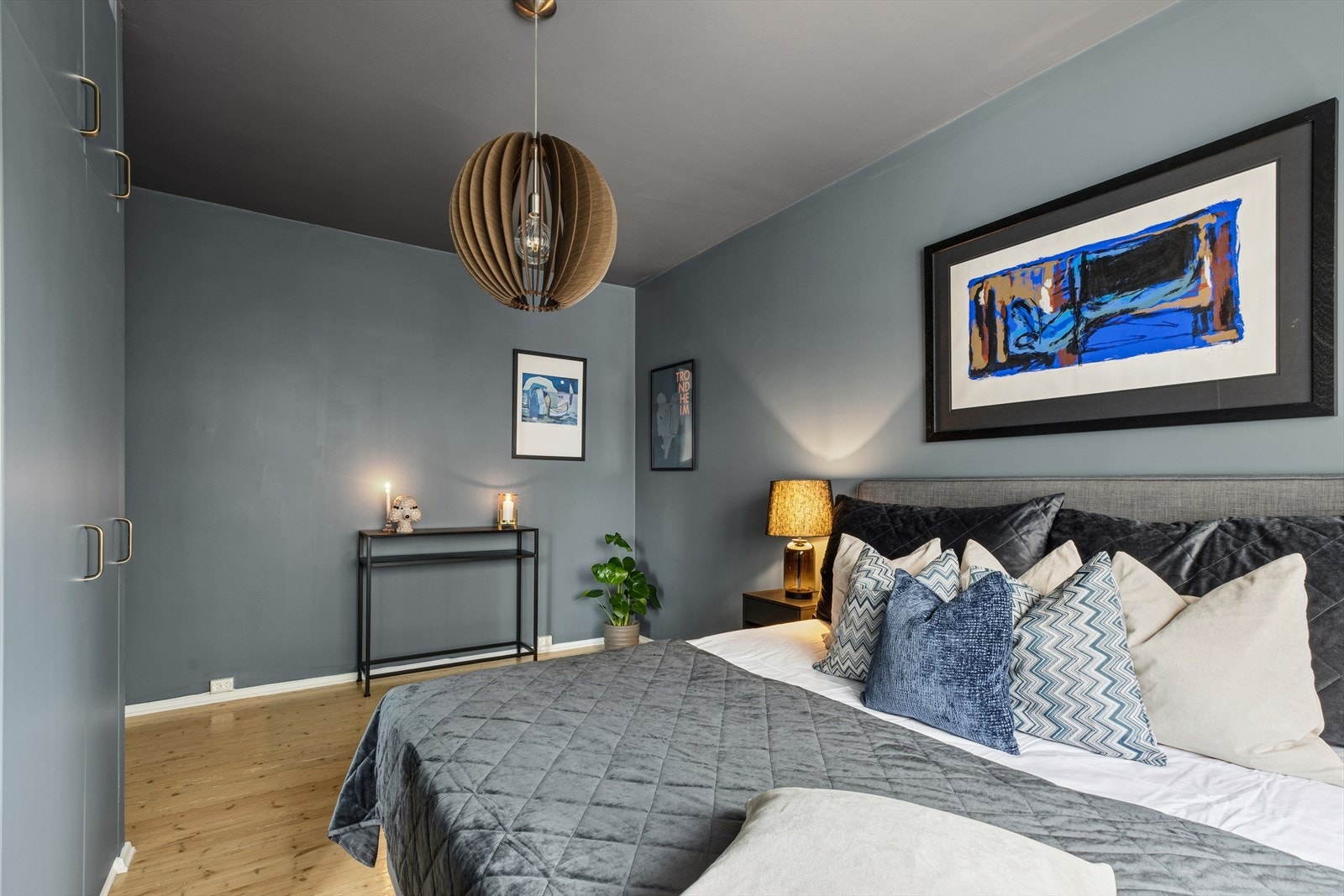 Rommet er holdt i rolige blå og gråtoner som skaper en lun og avslappende atmosfære. Galleribilde