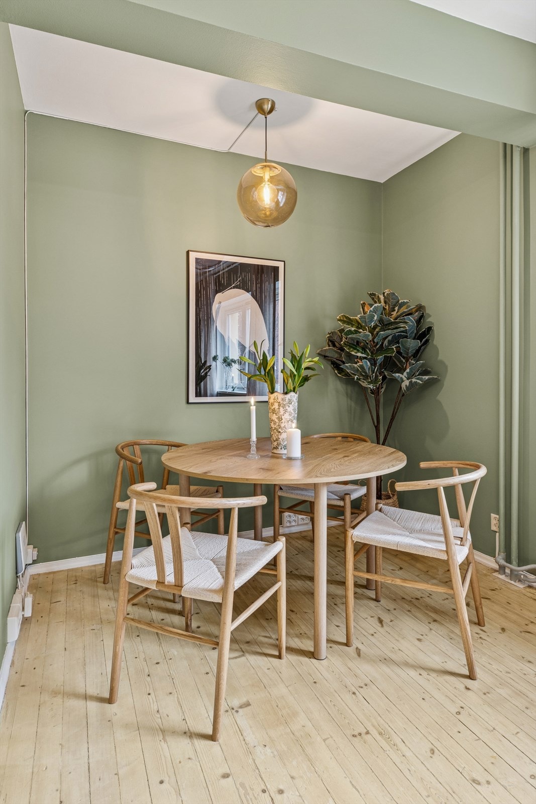 Koselig spiseplass med lune grønntoner som skaper en rolig og innbydende atmosfære for både hverdagsmåltider og hyggelige sammenkomster. Galleribilde