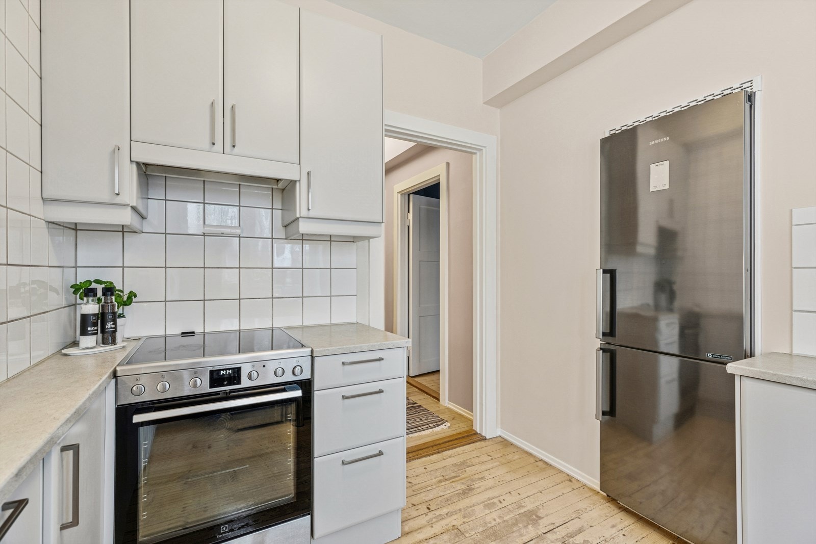 Kjøkkenet er utstyrt med frittstående komfyr, integrert oppvaskmaskin, kjøle-/fryseskap i nisje og komfyrvakt, alt du trenger for en effektiv og hyggelig matlaging! Galleribilde