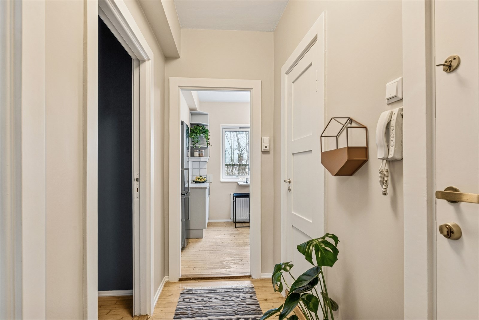 Entréen tar deg imot med en praktisk og oversiktlig løsning, hvor det plassbygde garderobeskapet gir rikelig med oppbevaringsplass. Galleribilde