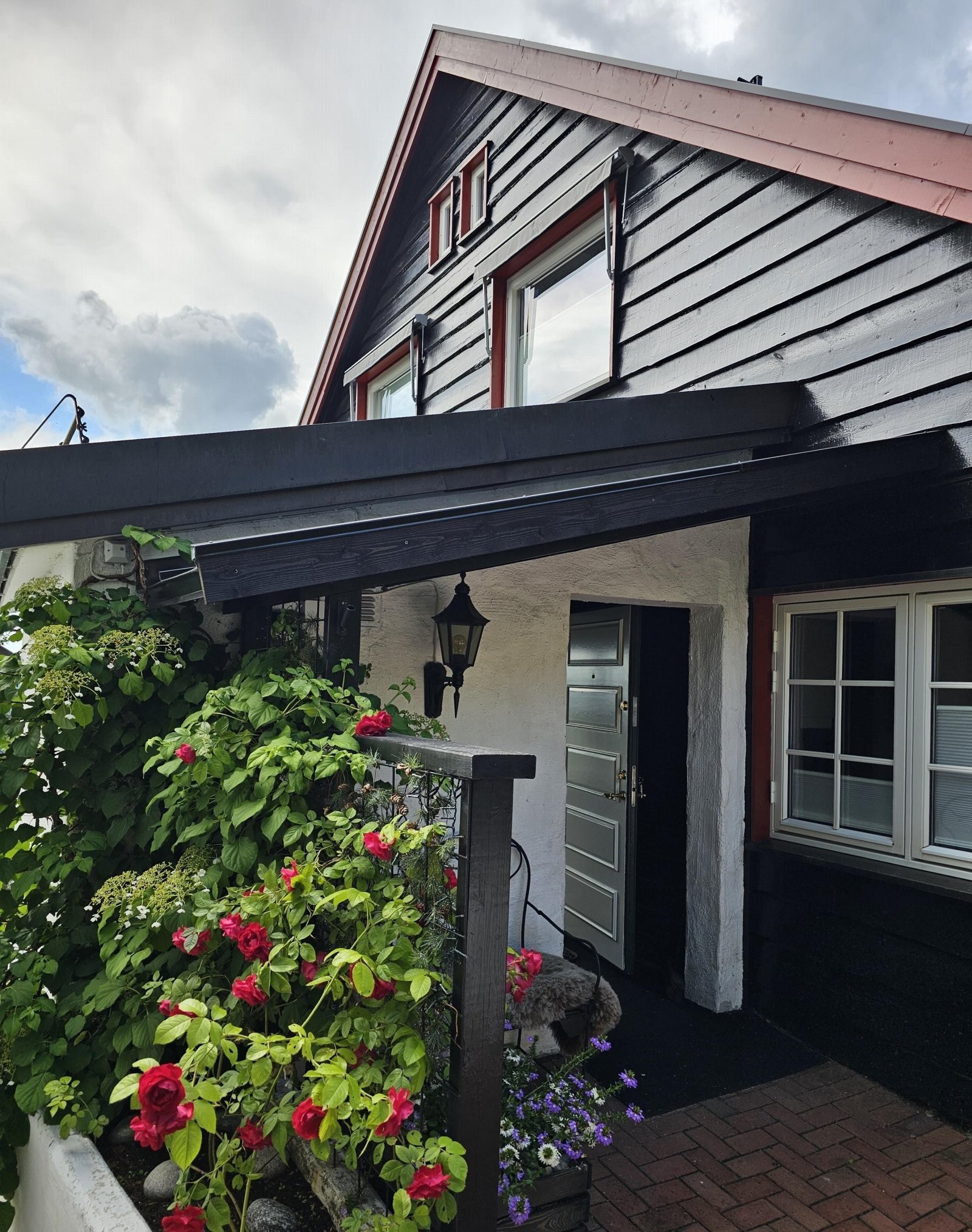 Jerpefaret 8E har en attraktiv og tilbaketrukket beliggenhet i Voksenlia, høyt og fritt ovenfor Bogstadvannet. Galleribilde